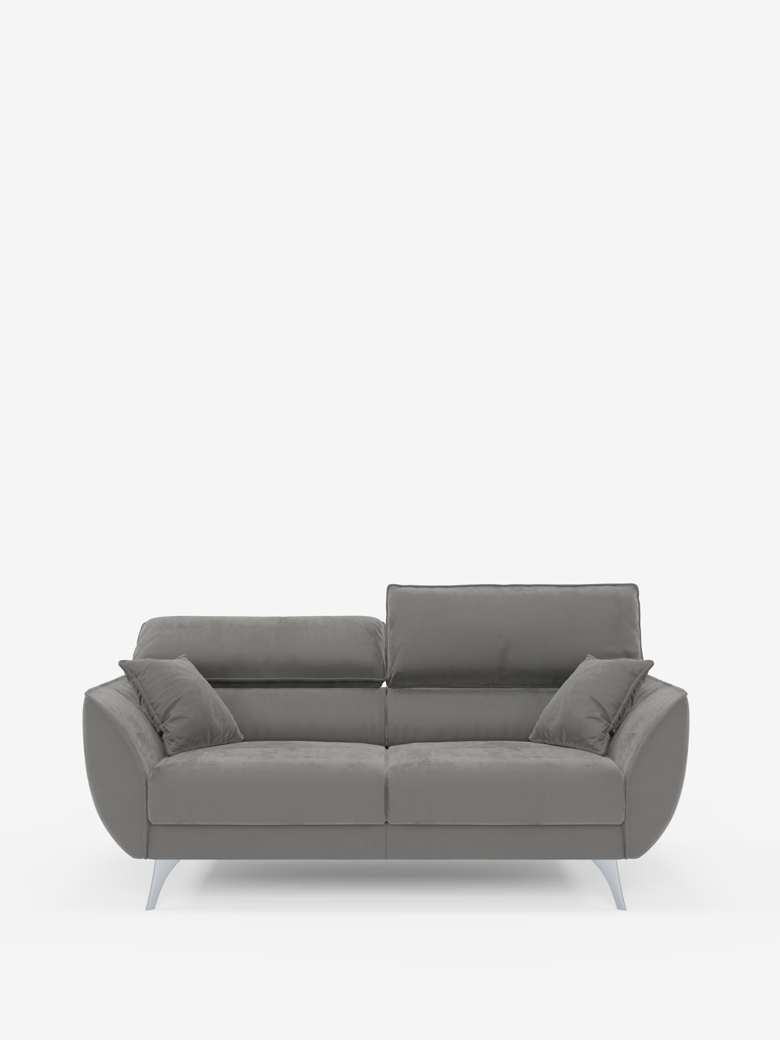Vi presentiamo il divano a due posti Michelangelo di Divani.Store: un divano contemporaneo grigio dotato di sedute estensibili e poggiatesta reclinabili, realizzato in tessuto T30 facile da pulire. Le eleganti gambe argentate, i braccioli angolati e i morbidi cuscini ne esaltano l’estetica moderna. Quattro cuscini decorativi coordinati adornano il divano, fotografato su uno sfondo bianco a tinta unita per mettere in risalto le sue linee pulite e il design sofisticato.
