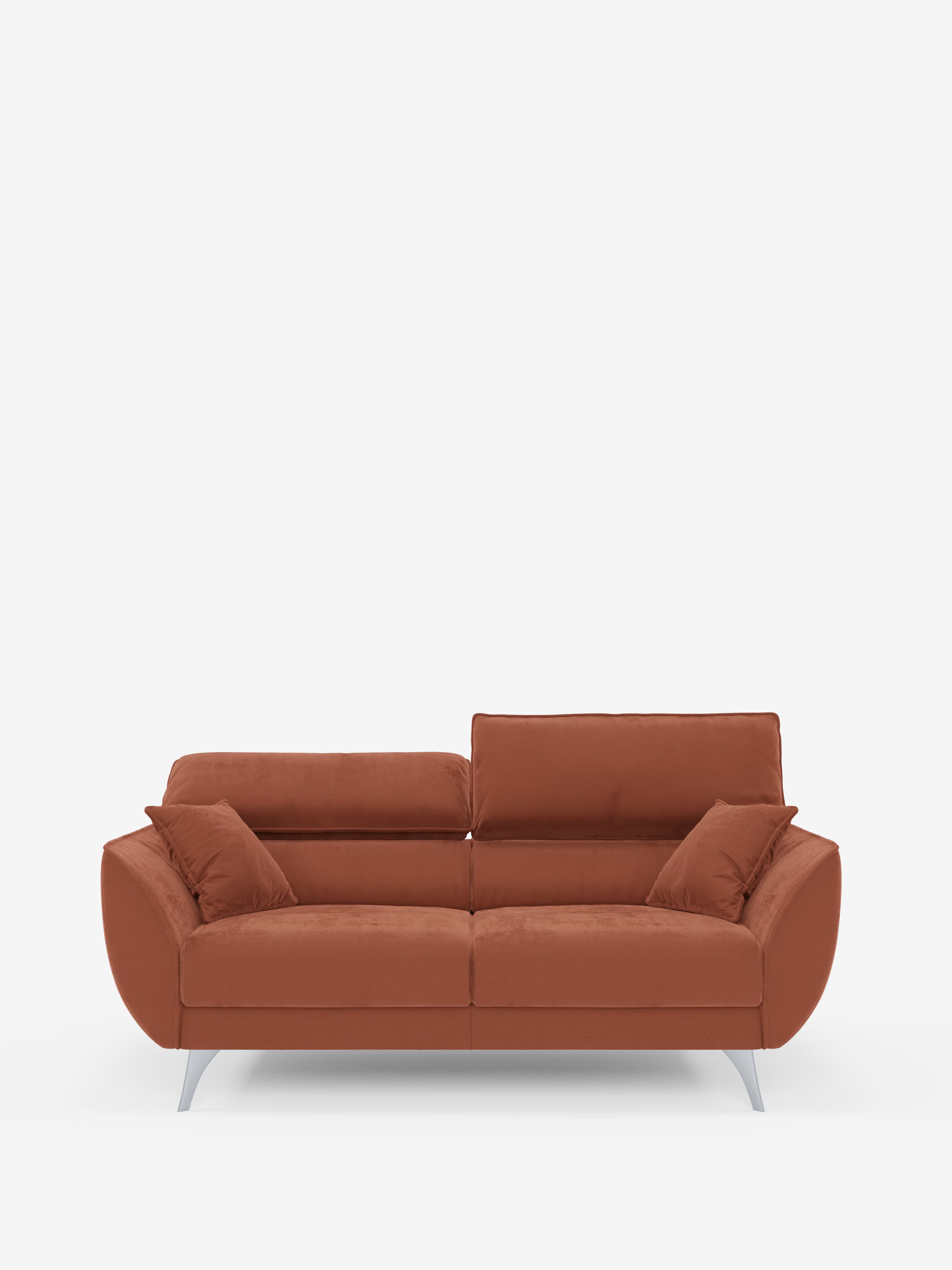 Un divano contemporaneo Michelangelo a 2 e 3 posti di Divani.Store, realizzato in tessuto T30 resistente alle macchie color ruggine, con morbidi cuscini, due cuscini coordinati, sedute estensibili e poggiatesta reclinabili, poggia su eleganti gambe in metallo argentato su uno sfondo bianco a tinta unita.