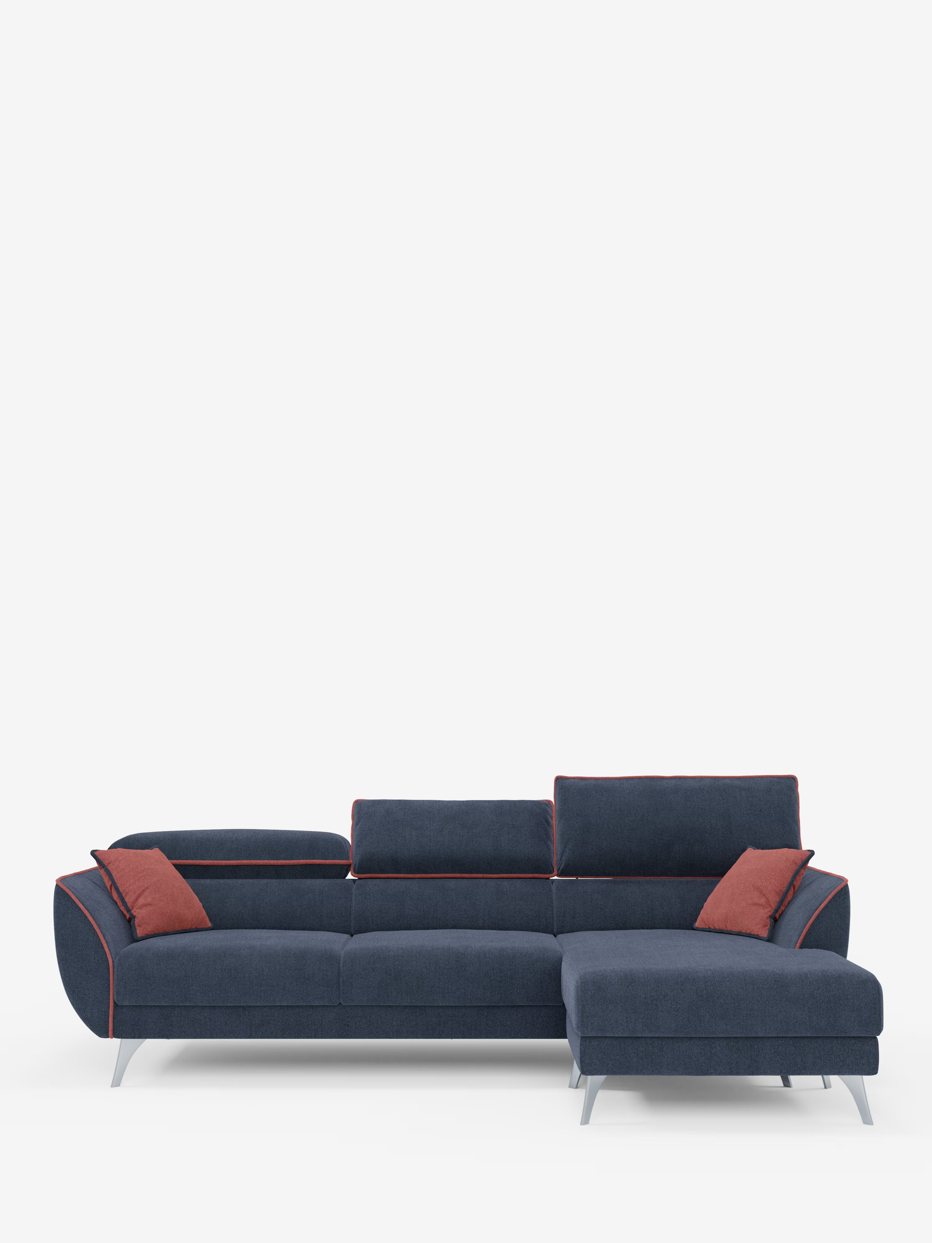 Un divano angolare bicolore Michelangelo contemporaneo con penisola e sedute estensibili di Divani.Store è presentato in tessuto blu navy con gambe in metallo e rifiniture rosse. È dotato di una chaise longue sul lato destro, di una seduta estensibile per un maggiore comfort, di poggiatesta reclinabili e viene fornito con quattro cuscini decorativi rossi. Il divano è esposto su uno sfondo bianco a tinta unita.