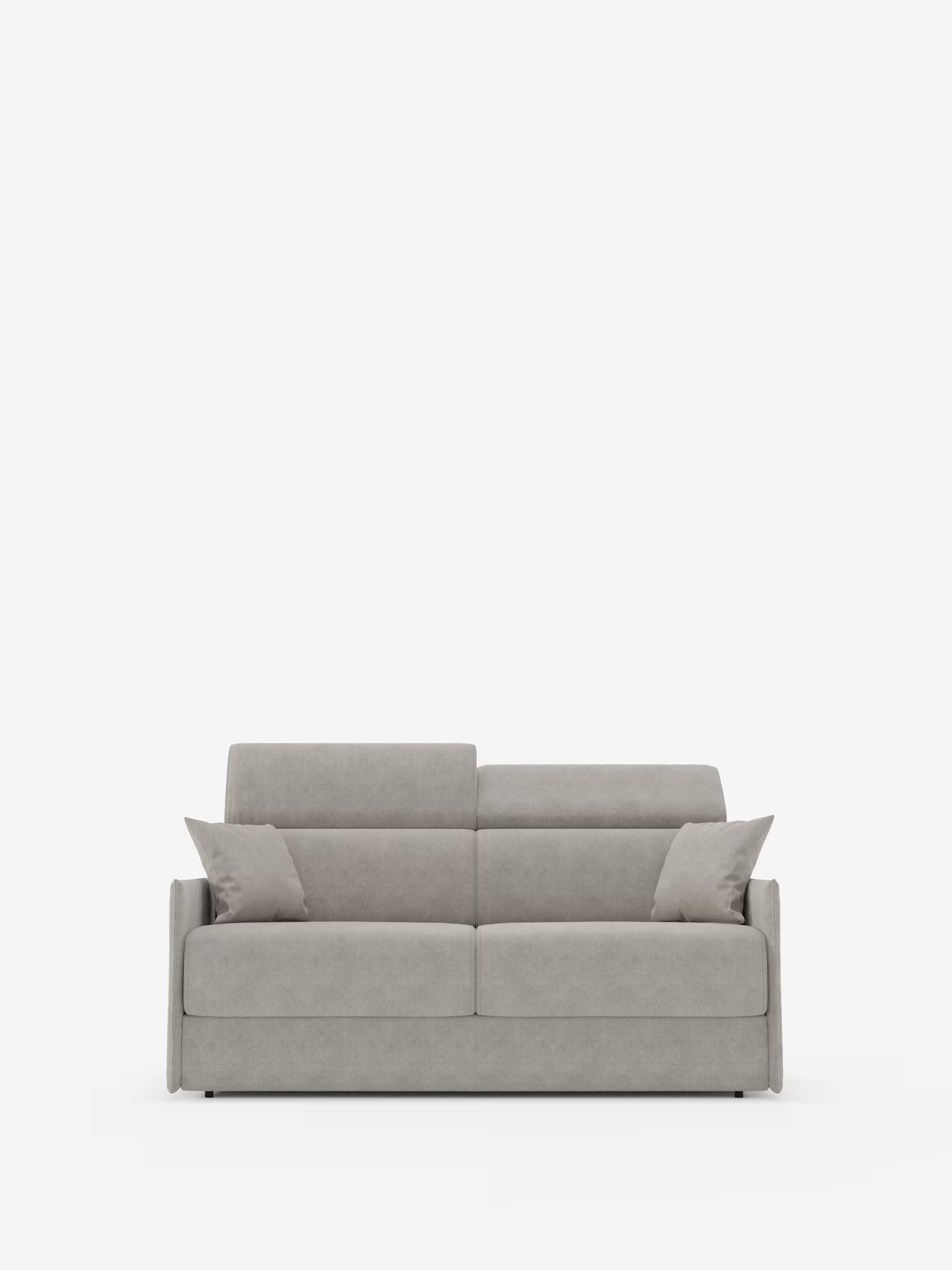 Il divano letto Miryam con poggiatesta reclinabili e comfort maxi di Divani.Store — un divano letto compatto e moderno in tessuto T31 grigio chiaro e antimacchia — è dotato di due cuscini coordinati e si presenta su uno sfondo bianco a tinta unita. Con le sue linee semplici e pulite, lo schienale alto con poggiatesta regolabili e i braccioli bassi, incarna uno stile minimalista e contemporaneo ispirato allo stile minimal contemporaneo.