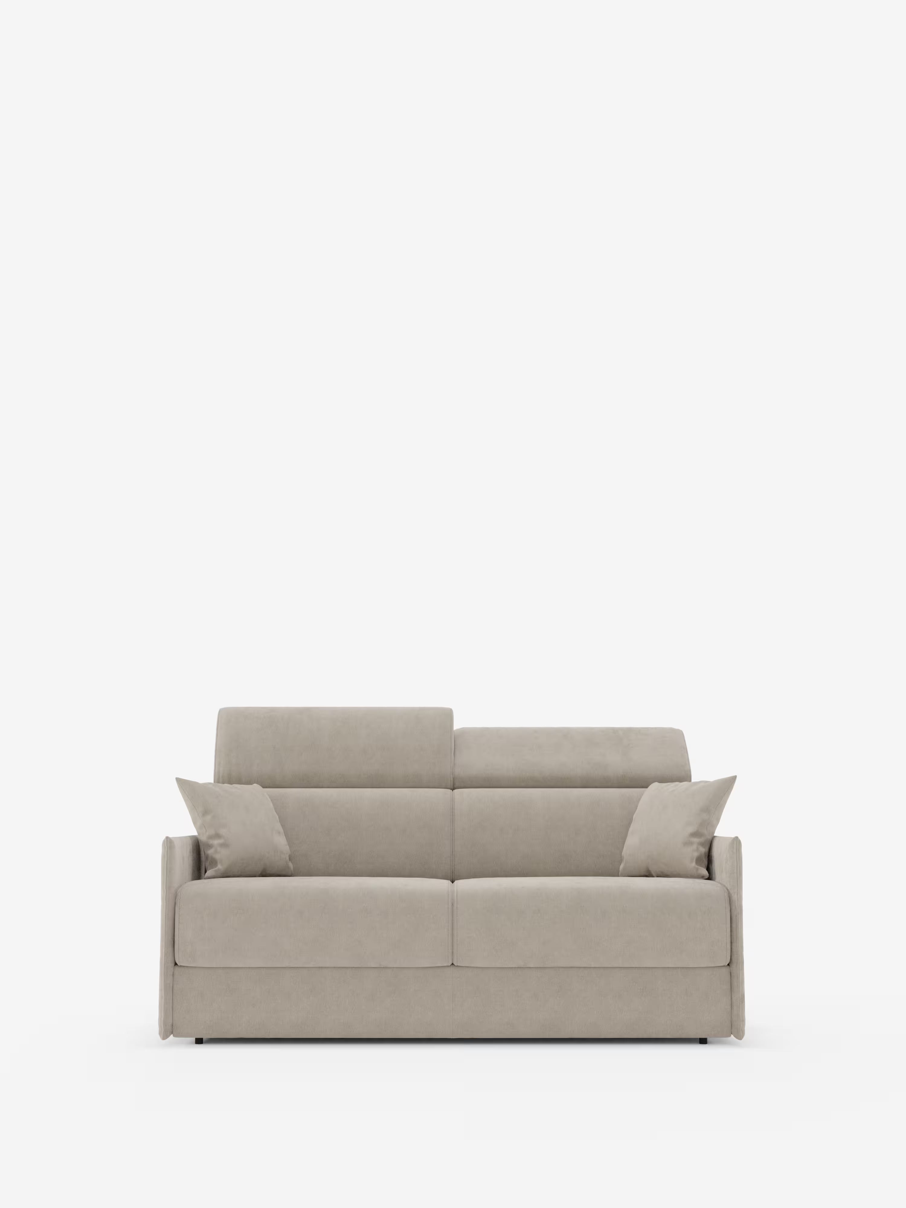 Il divano letto Miryam con poggiatesta reclinabili e comfort maxi di Divani.Store è un divano a due posti color beige, realizzato in morbido tessuto T31 resistente alle macchie, accompagnato da due cuscini decorativi coordinati. Il suo design compatto presenta linee moderne e squadrate con braccioli dritti e cuscini morbidi, incarnando uno stile contemporaneo minimalista perfetto per gli interni urbani che cercano sia comfort che eleganza raffinata.