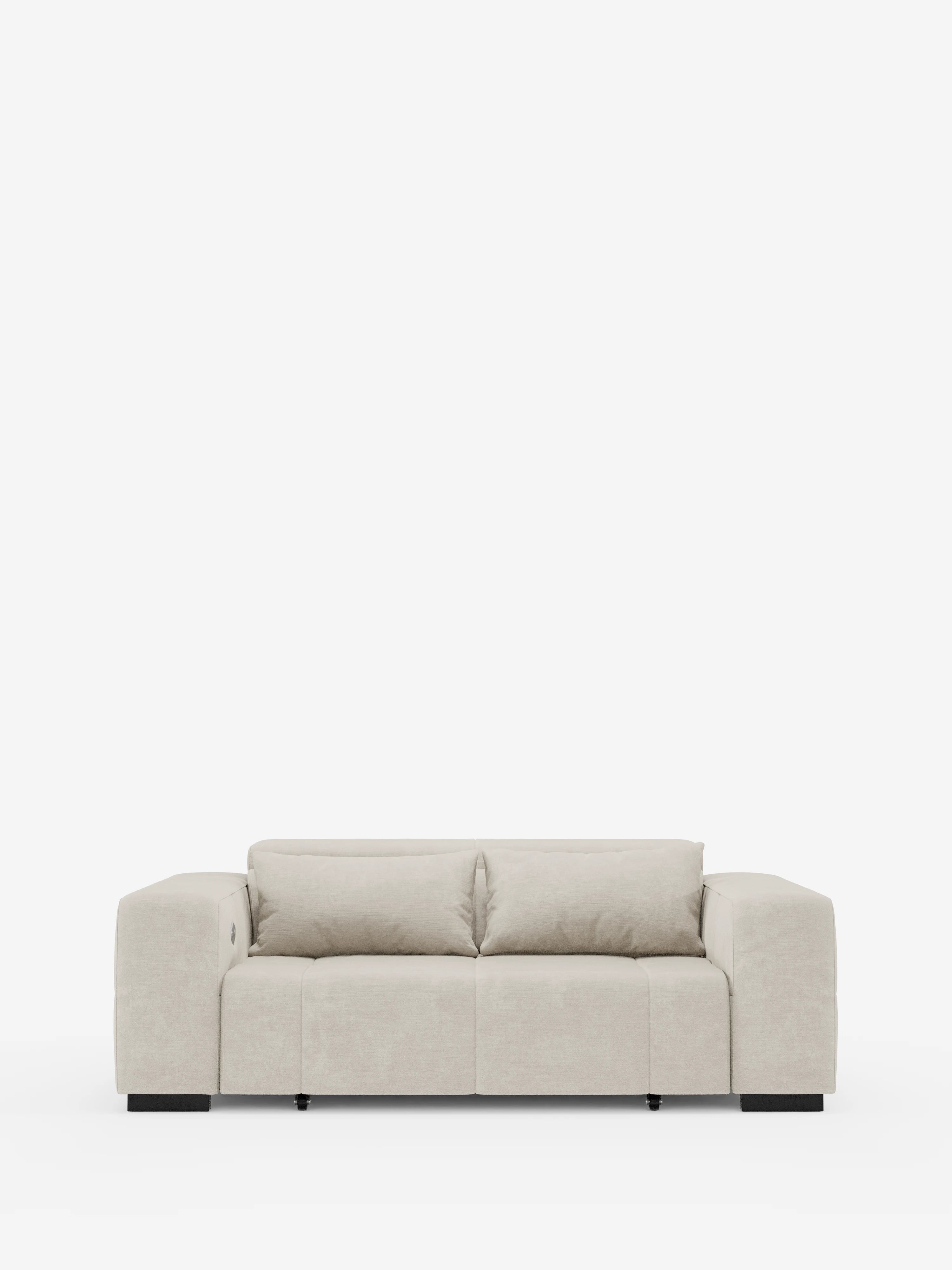 Un divano Monarch beige chiaro con funzione relax elettrica per l’allungamento delle sedute e poggiatesta reclinabile di Divani.Store, caratterizzato da tre posti, ampi braccioli squadrati, morbidi cuscini e un design minimalista. Rivestito in morbido tessuto T31 resistente alle macchie, questo divano moderno poggia su gambe corte nere ed è raffigurato su uno sfondo bianco a tinta unita.