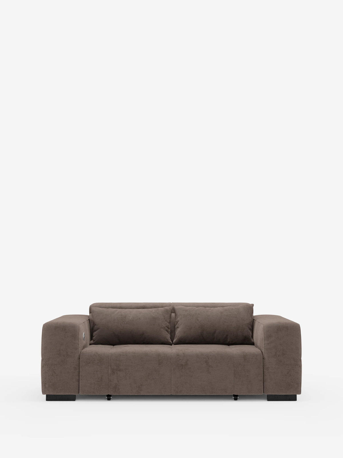 Un divanetto contemporaneo, dalla forma squadrata e di colore marrone — il “Monarch Divano con Relax Elettrico per l’allungamento delle sedute e poggiatesta reclinabile” di Divani.Store — presenta ampi braccioli, morbidi cuscini di seduta e schienale e gambe corte di colore nero. Rivestito in morbido tessuto T31 resistente alle macchie, questo divano moderno è presentato in una vista frontale diretta su uno sfondo bianco a tinta unita.