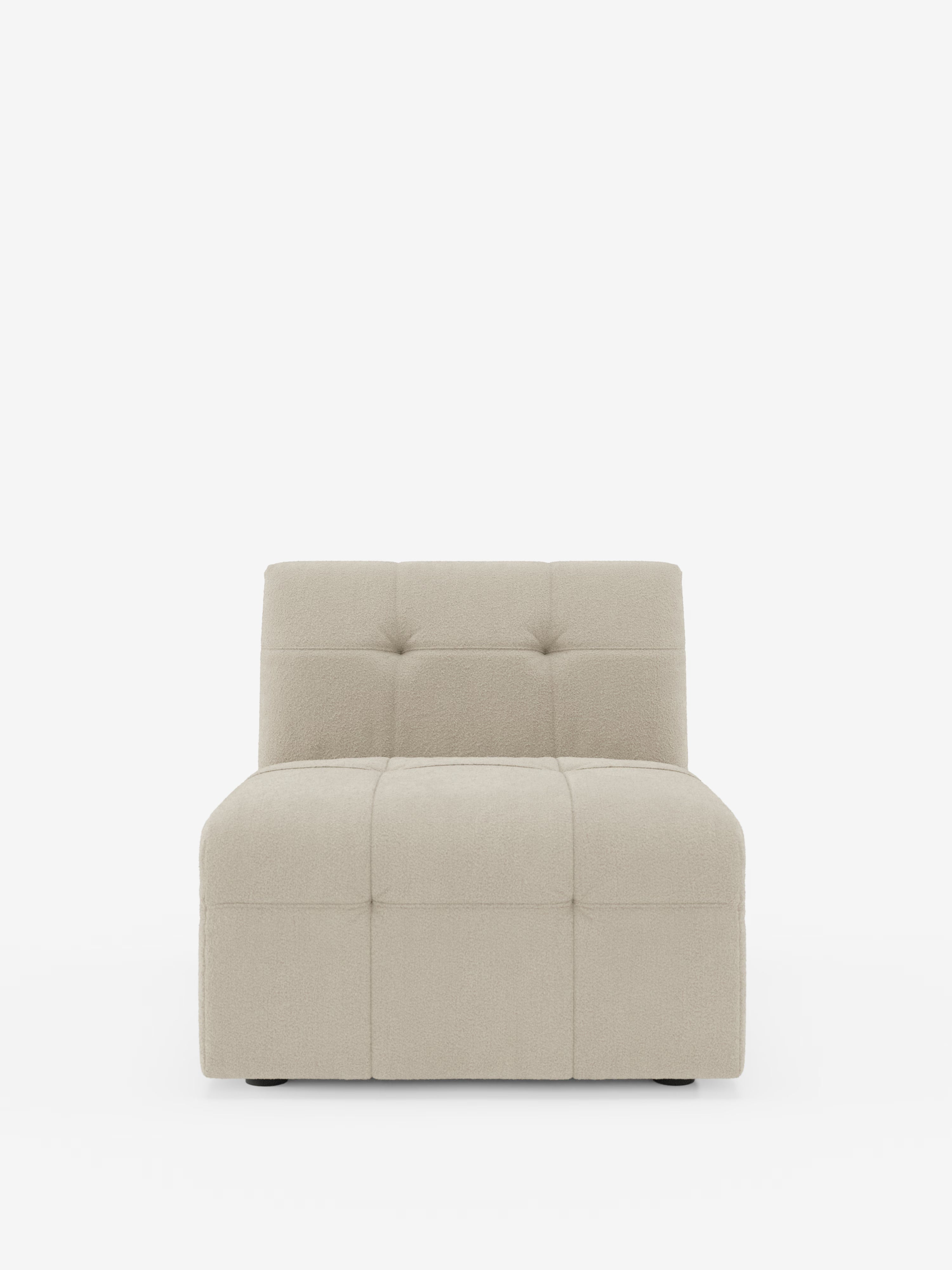 La poltrona Mosaic modulo da 77 cm in bouclé - capitonné e design in tessuto antimacchia T21 di Divani.Store è una poltrona moderna senza braccioli di colore beige, caratterizzata da un rivestimento capitonné a quadrati, cuciture a vista e uno schienale basso. Su uno sfondo bianco, questa poltrona si distingue per la silhouette minimalista e squadrata, il morbido tessuto antimacchia e le linee semplici e pulite.