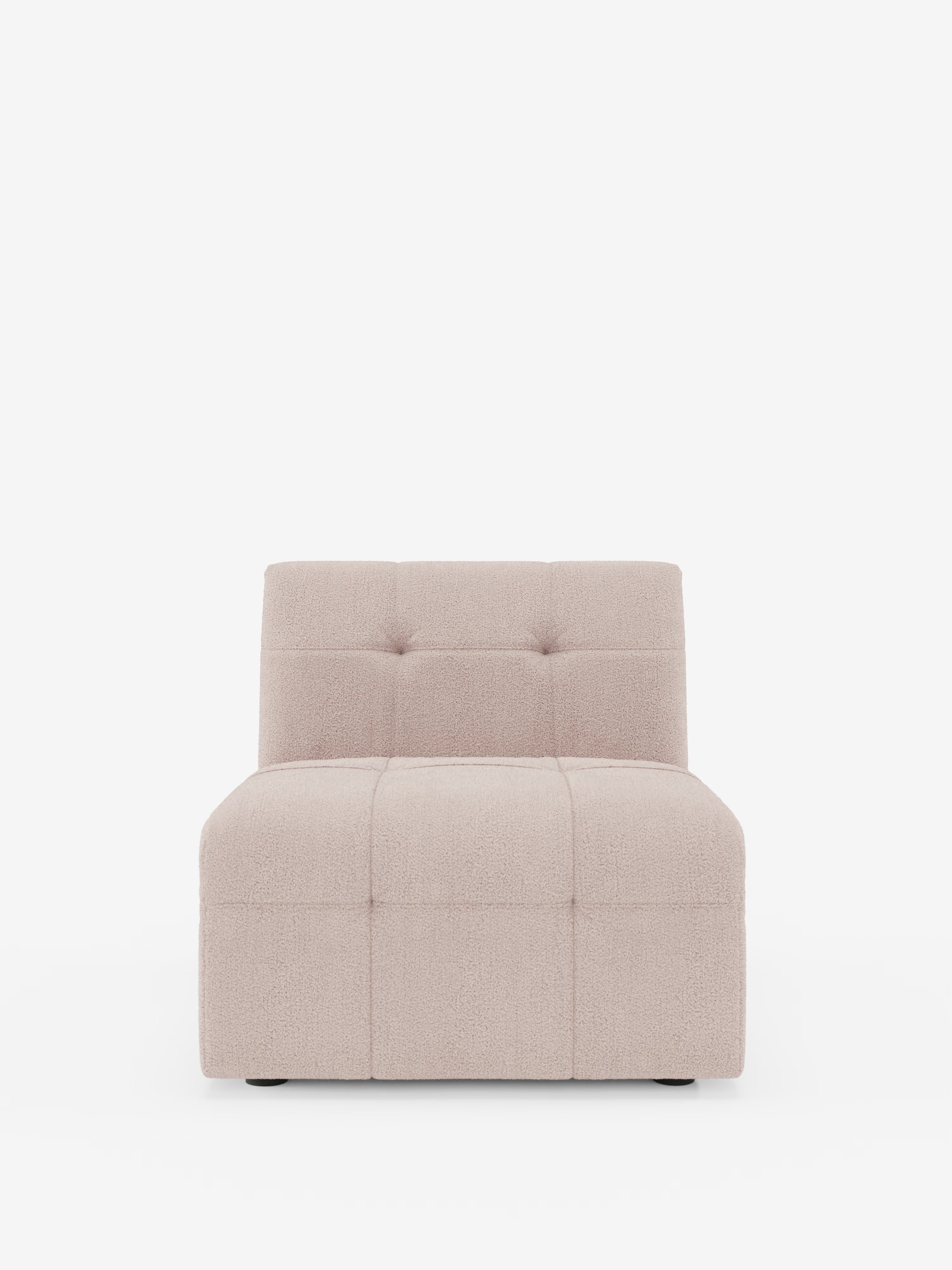 La poltrona Mosaic modulo di Divani.Store è una poltrona decorativa beige senza braccioli, dal design di 77 cm, caratterizzata da uno schienale basso, dettagli quadrati capitonné e un morbido rivestimento in tessuto bouclé T21 resistente alle macchie. Realizzata in Italia, la poltrona poggia su gambe corte e sottili ed è raffigurata su uno sfondo bianco a tinta unita.