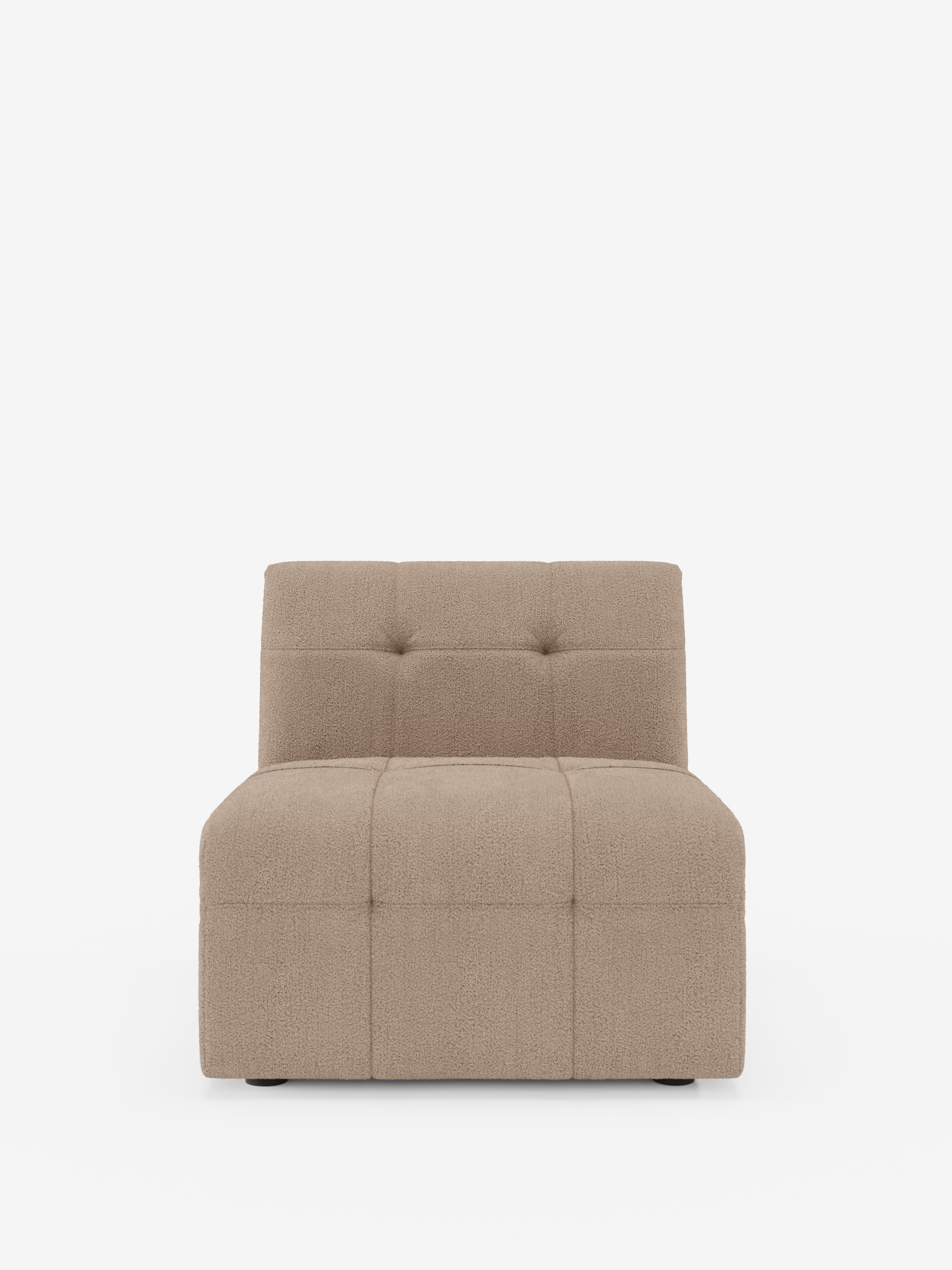 La poltrona Mosaic modulo da 77 cm di Divani.Store presenta un design intramontabile in una versione beige senza braccioli, pensata come elemento d’arredo d’effetto. Rivestita in tessuto bouclé T21 antimacchia con trapuntatura capitonné e cuciture quadrate sia sullo schienale che sulla seduta, incarna un comfort raffinato. La poltrona è esposta su una superficie piana su uno sfondo bianco a tinta unita, vista direttamente di fronte.
