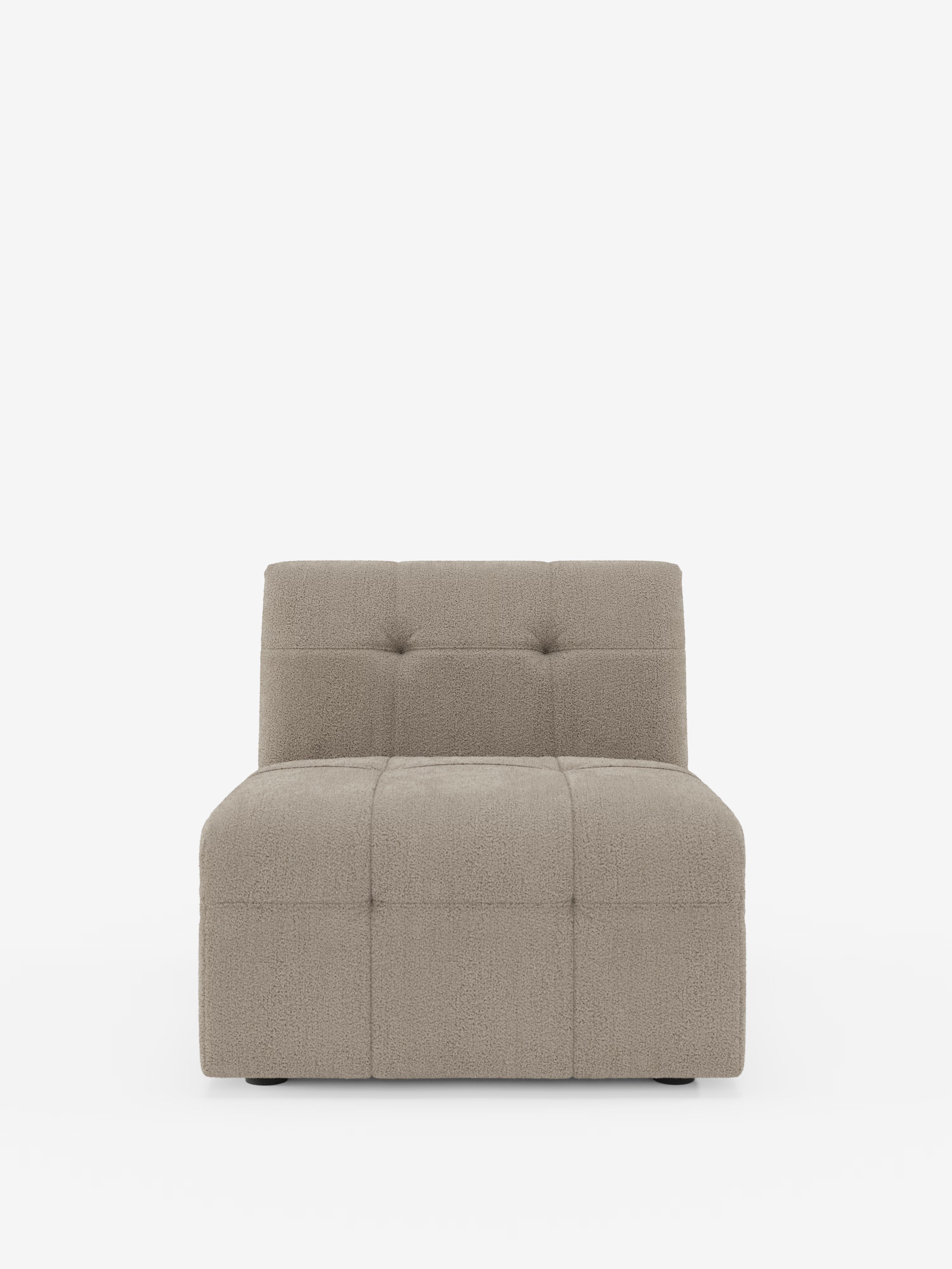 La poltrona Mosaic modulo da 77 cm di Divani.Store è una moderna poltrona senza braccioli rivestita in tessuto bouclé T21 antimacchia in una tonalità beige chiaro, caratterizzata da uno schienale basso e da una seduta con dettagli capitonné (imbottitura a quadratini): un design elegante che incarna il comfort e lo stile contemporanei.