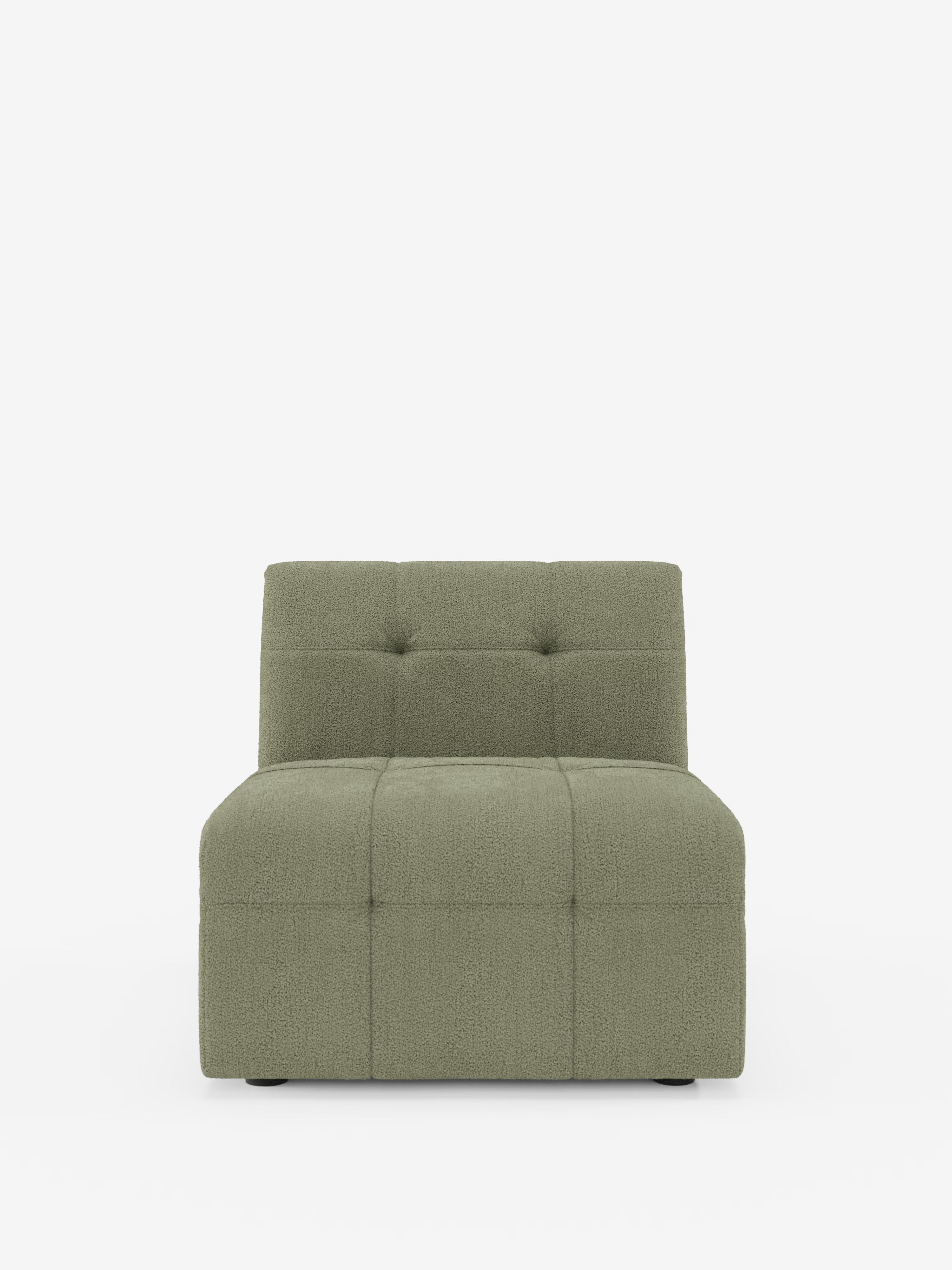 Una poltrona “Mosaic” da 77 cm di Divani.Store, in verde oliva chiaro, rivestita in tessuto bouclé T21 antimacchia con motivo capitonné (a bottoni), caratterizzata da una silhouette senza braccioli con schienale basso e ampia seduta. La poltrona poggia su gambe corte, quasi invisibili, ed è raffigurata su uno sfondo bianco a tinta unita.
