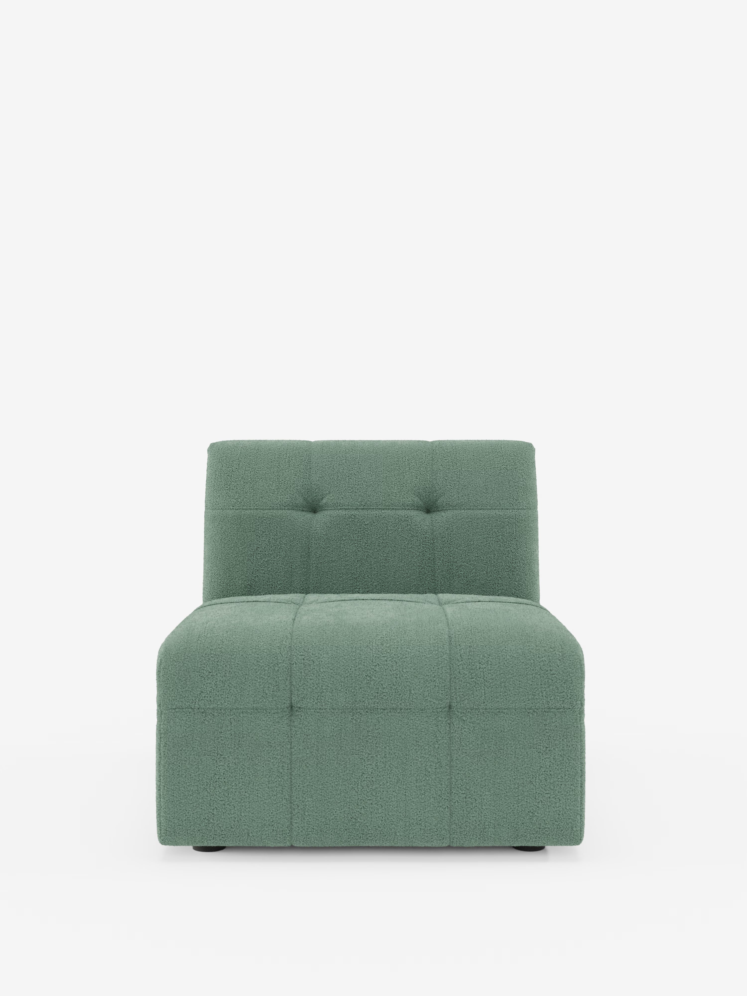La poltrona “Mosaic” da 77 cm in bouclé di Divani.Store — una moderna poltrona senza braccioli realizzata in tessuto T21 verde tenue e resistente alle macchie — presenta un’elegante trapuntatura capitonné a quadrati sulla seduta e sullo schienale. Con il suo profilo basso e squadrato e la silhouette minimalista ispirata al classico design italiano delle poltrone, spicca su uno sfondo bianco a tinta unita.