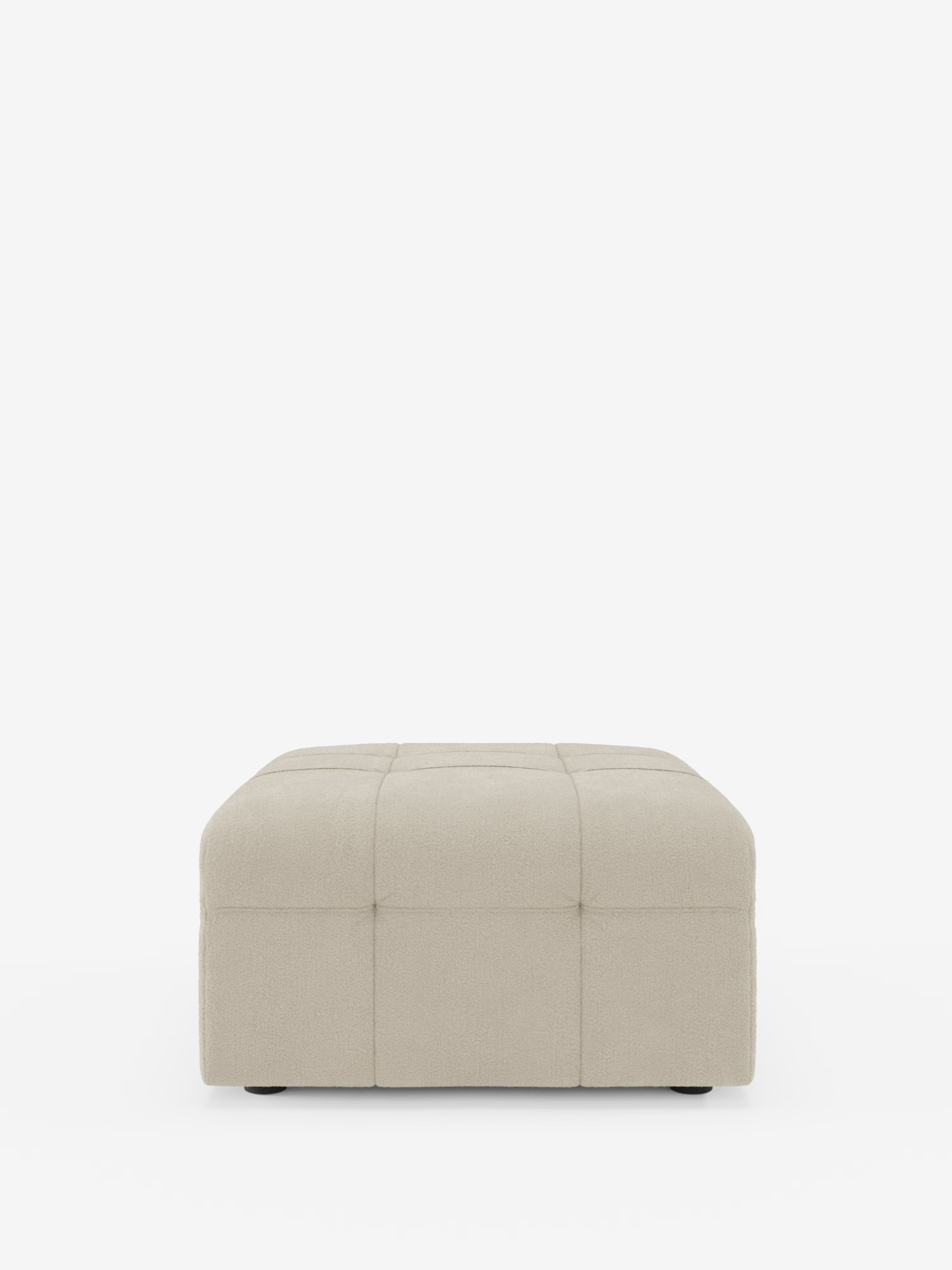 Un pouf e modulo quadrato Divani.Store Mosaic, di colore beige, realizzato in bouclé — dalle dimensioni di 96x77 cm, con motivo a griglia capitonné e rivestito in tessuto T21 antimacchia — è posizionato su uno sfondo bianco a tinta unita.