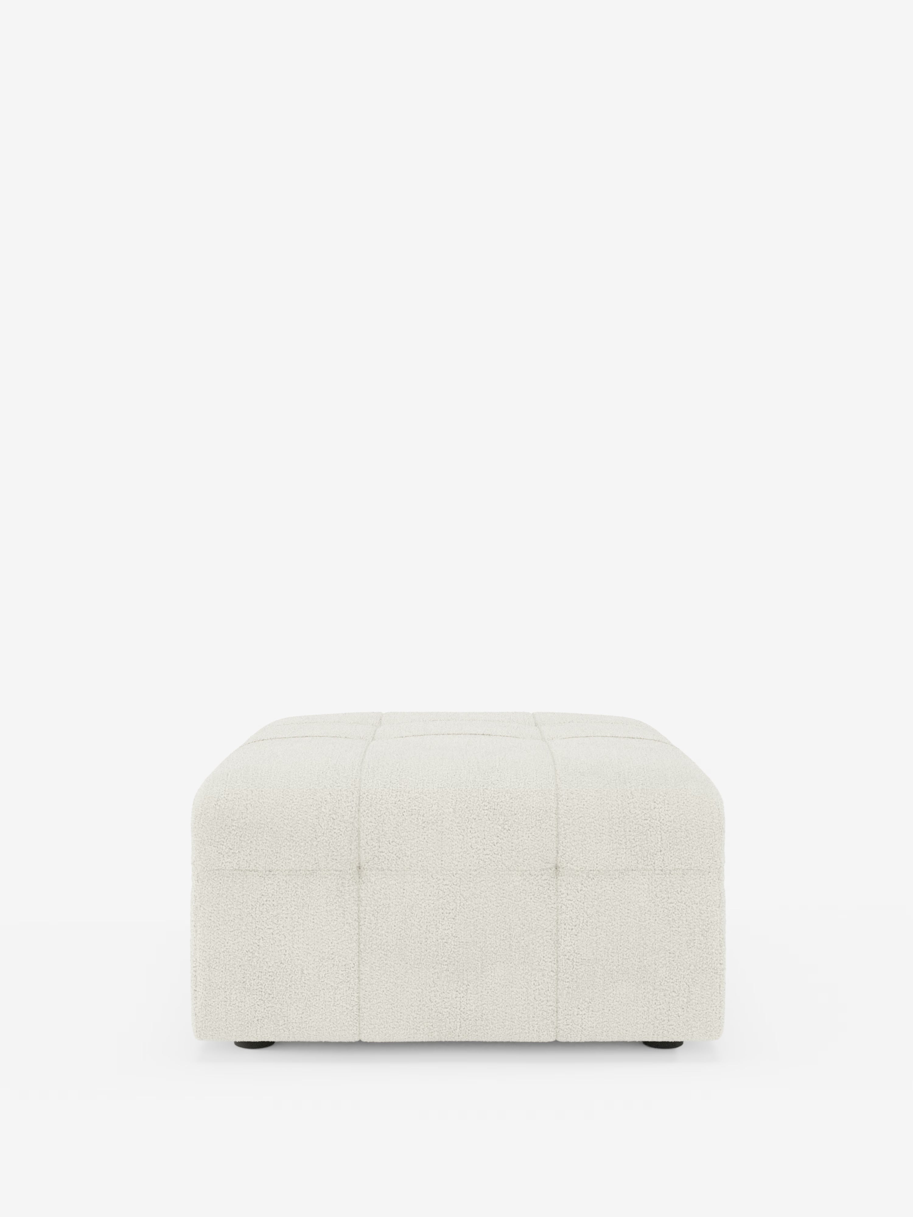 Un pouf quadrato “Mosaic” di Divani.Store, realizzato in bouclé, misura 96x77 cm e presenta un design capitonné in tessuto T21 antimacchia, su uno sfondo bianco. Questo elemento presenta un rivestimento in bouclé color bianco sporco dalla trama morbida, con sottili linee di cucitura a griglia e gambe minimaliste e a basso profilo, appena visibili sotto.