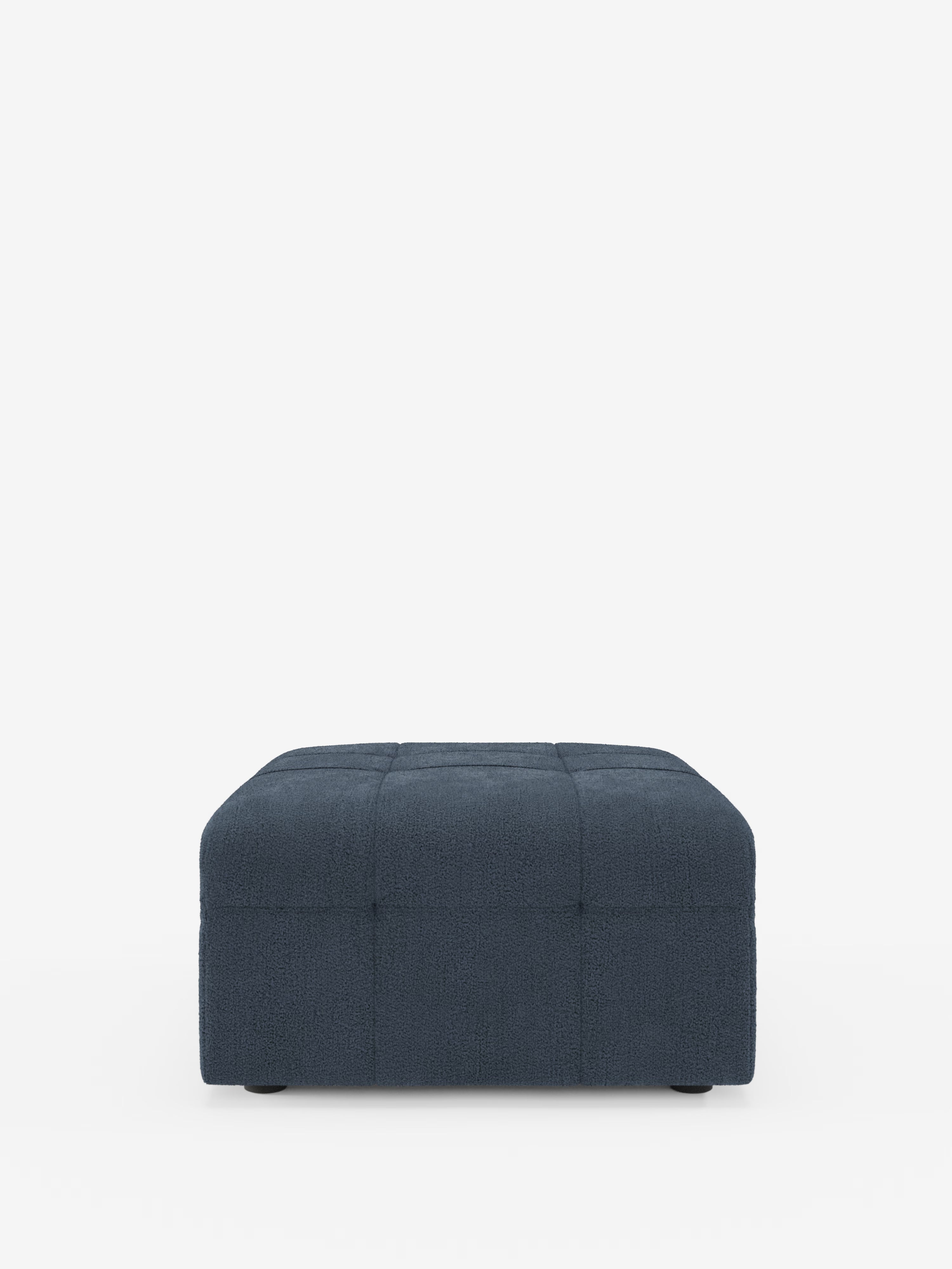 Un pouf quadrato Mosaic di colore blu scuro, realizzato in bouclé da Divani.Store, delle dimensioni di 96x77 cm, spicca su uno sfondo bianco. Rivestito in morbido tessuto T21 antimacchia con un motivo capitonné (imbottito) che forma un elegante motivo a griglia su tutta la superficie, questo pouf di produzione italiana presenta piedini corti quasi invisibili che ne esaltano l'estetica slanciata.