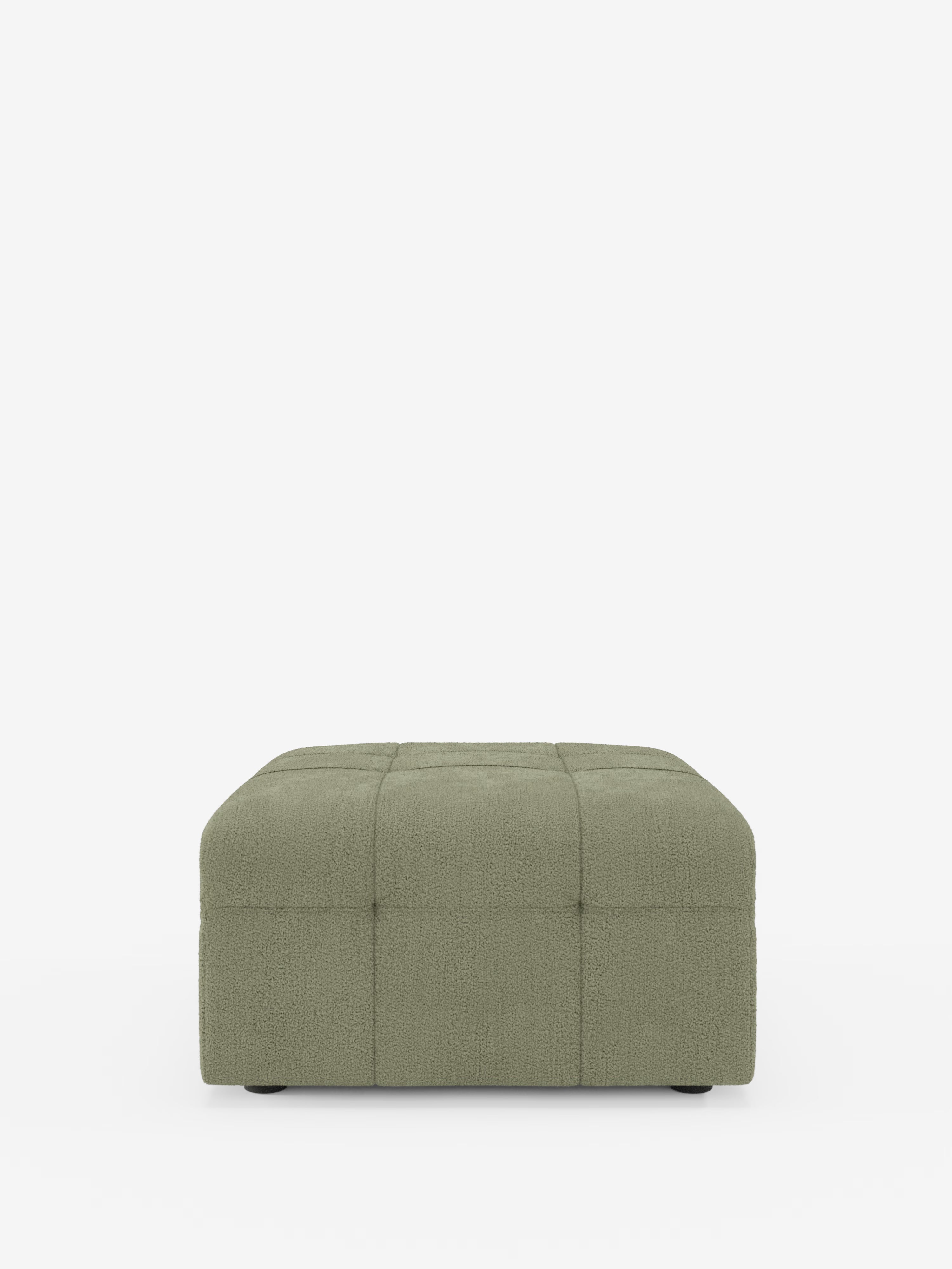 Un pouf quadrato Mosaic e modulo in bouclé di Divani.Store, dalle dimensioni di 96x77 cm, spicca su uno sfondo bianco a tinta unita. Caratterizzato da un design capitonné trapuntato che richiama i pouf classici, questo pouf è realizzato in tessuto T21 verde salvia resistente alle macchie, con quadrati cuciti a vista sulla sua superficie morbida. Il profilo ribassato e l’assenza di gambe a vista gli conferiscono un’estetica moderna e minimalista.