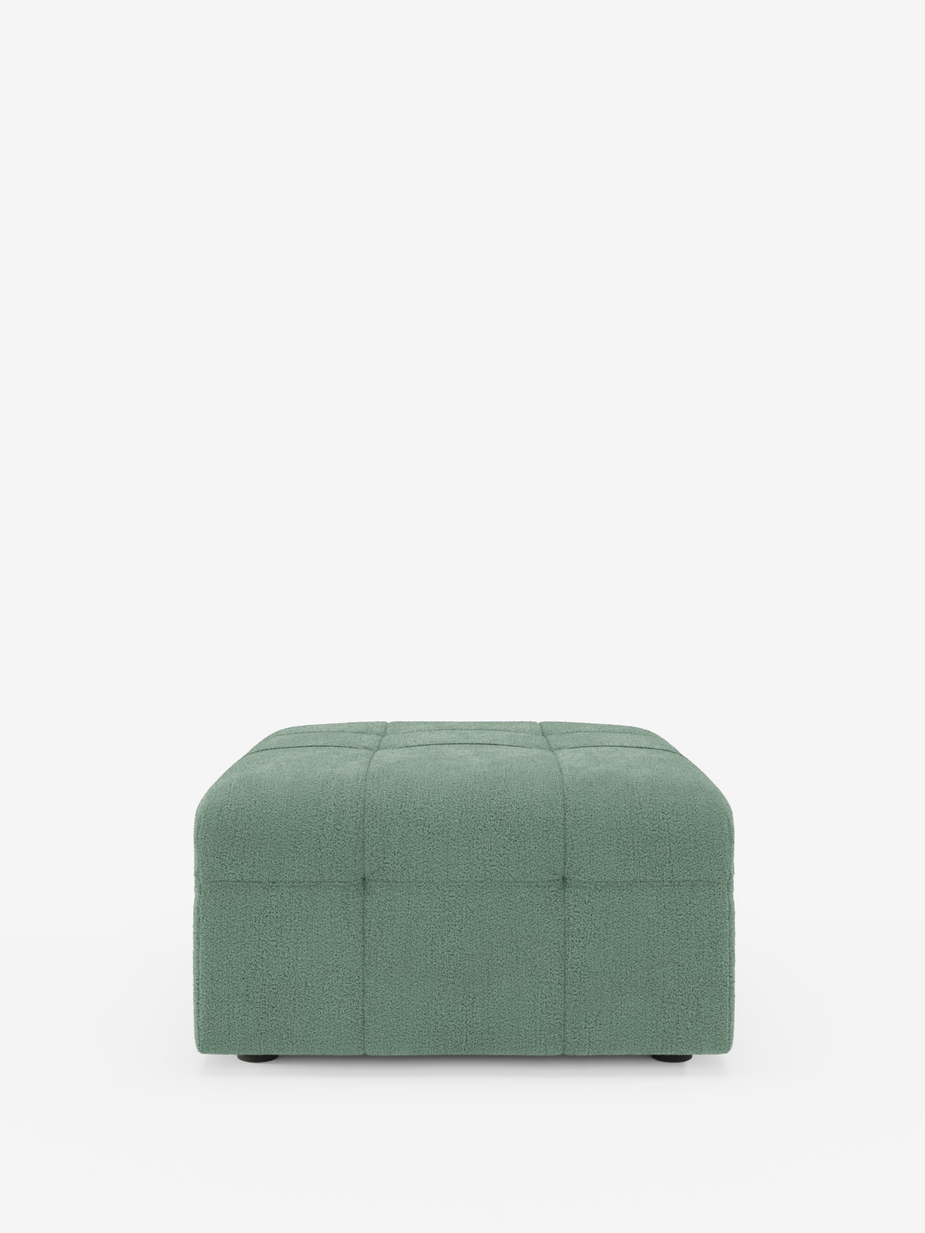 Il pouf e modulo Mosaic in bouclé di Divani.Store, dalle dimensioni di 96x77 cm, presenta un design capitonné trapuntato, rivestito in tessuto T21 antimacchia color verde salvia. Questo pouf dal profilo ribassato presenta bordi arrotondati, cuciture a griglia a vista e sottili gambe nere quasi completamente nascoste alla vista, il tutto su uno sfondo bianco.