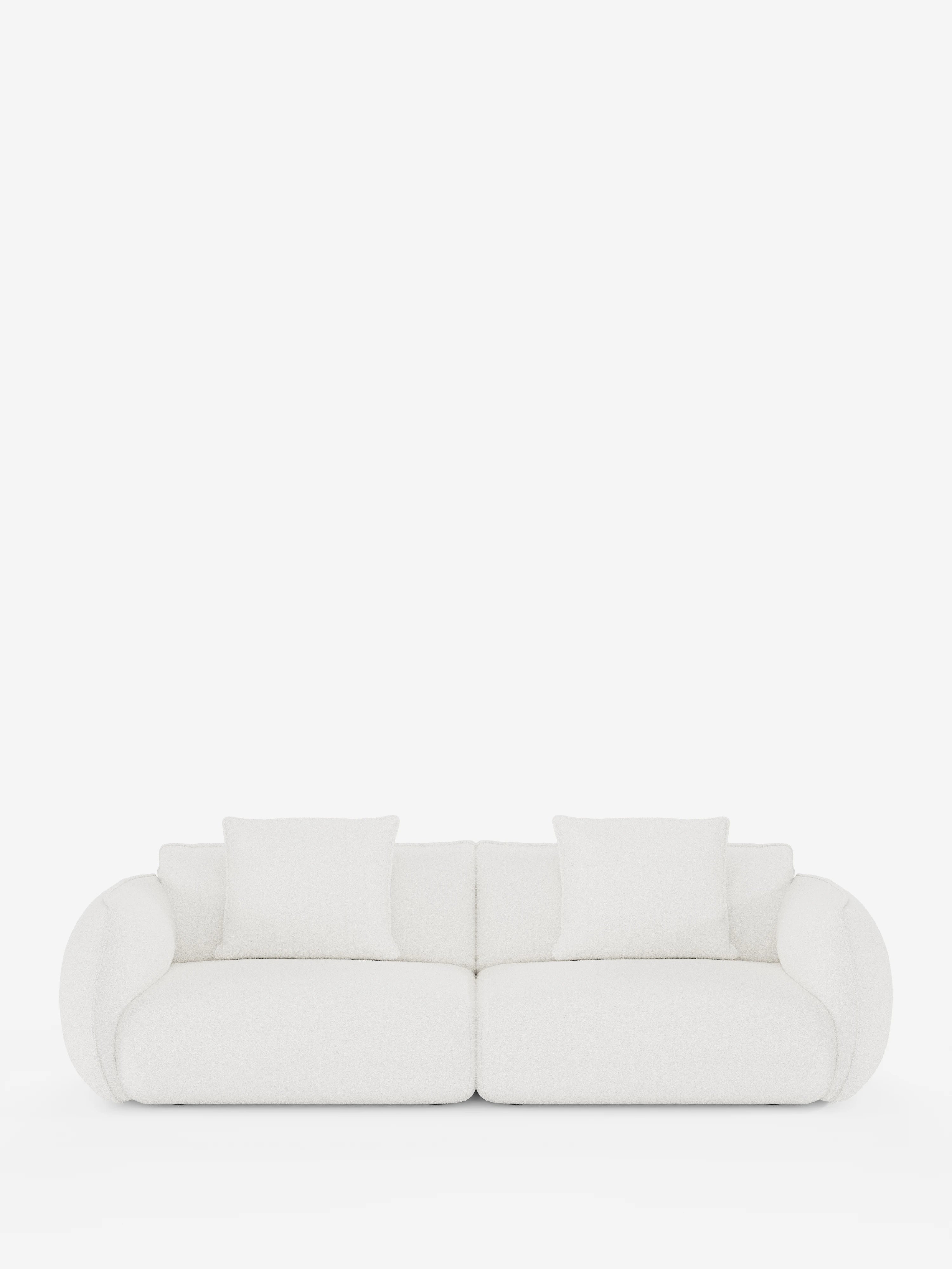 Un divano a 3 posti modulare e componibile Nimbus da 250 cm, dal design moderno e minimalista, firmato Divani.Store, è messo in risalto su uno sfondo bianco a tinta unita. Il divano, rivestito in tessuto sfoderabile effetto cotone resistente alle macchie (t33), presenta braccioli arrotondati e due cuscini di seduta. Su ogni seduta poggiano due grandi cuscini quadrati, che conferiscono al divano un aspetto accogliente e invitante.
