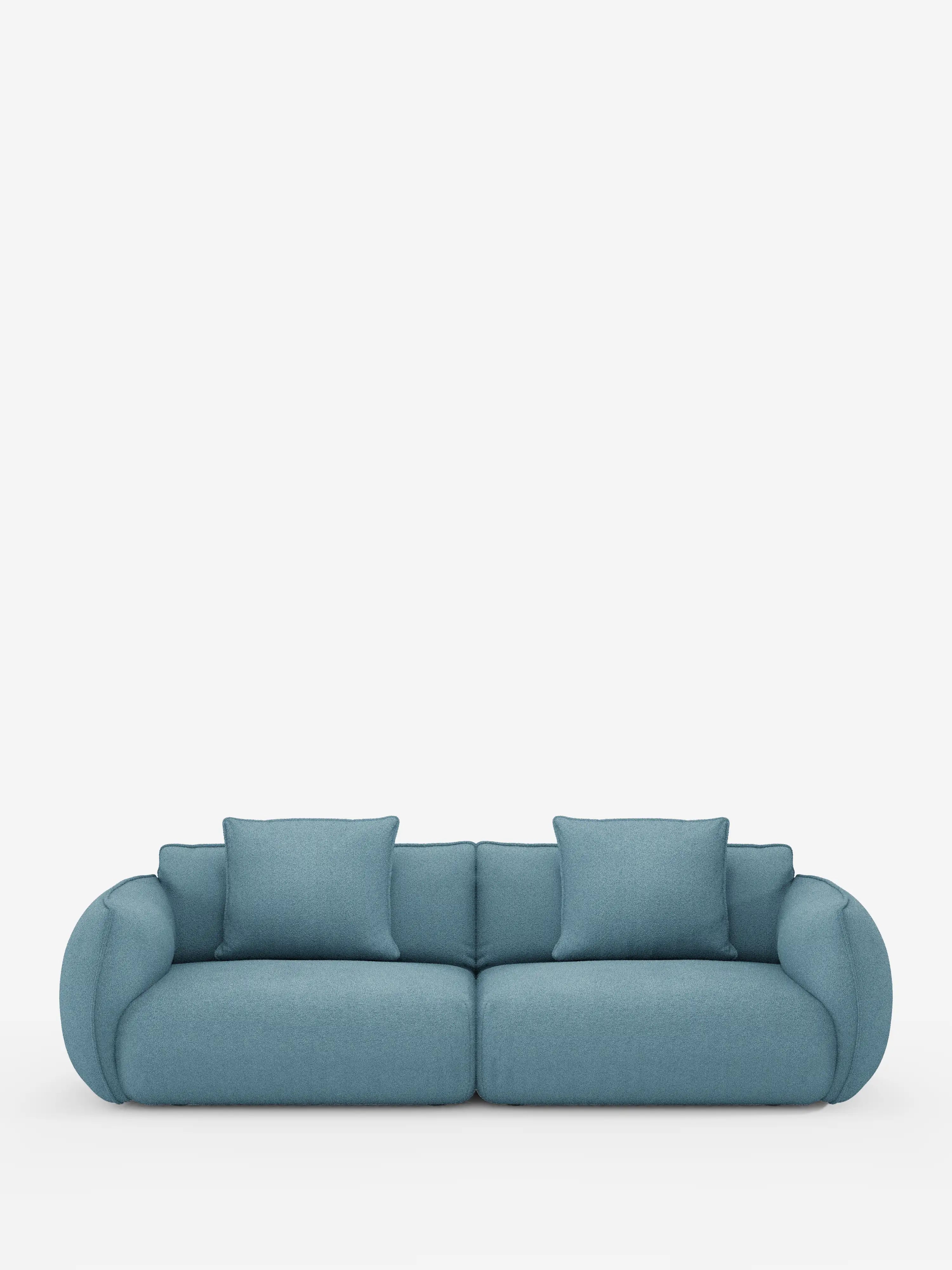 Un divano contemporaneo Nimbus a 3 posti, modulare e componibile, di Divani.Store, rivestito in tessuto sfoderabile e antimacchia effetto cotone (t33) in blu peluche. Il divano presenta bordi morbidi e arrotondati, con due ampi cuscini di seduta e quattro cuscini quadrati dello schienale, che si stagliano su uno schienale basso. Presentato da solo su uno sfondo bianco, misura 250 cm.