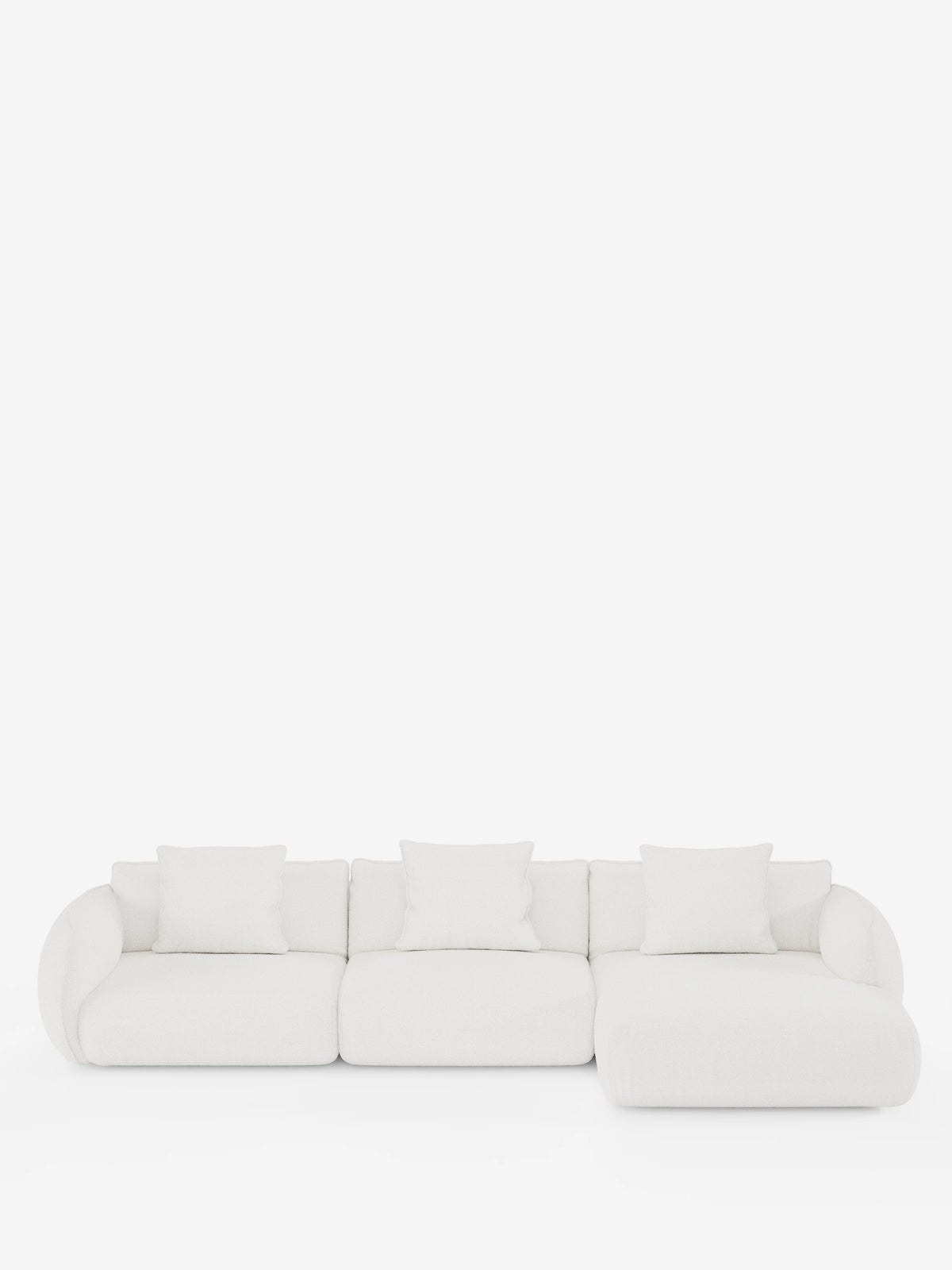 Un moderno divano angolare Nimbus bianco con penisola, della collezione T33 di Divani.Store, realizzato in morbido tessuto effetto cotone antimacchia, con quattro cuscini quadrati, si staglia su uno sfondo bianco. Il divano presenta braccioli curvi sul lato sinistro e una sezione relax allungata sul lato destro, creando un’estetica minimalista ed elegante.