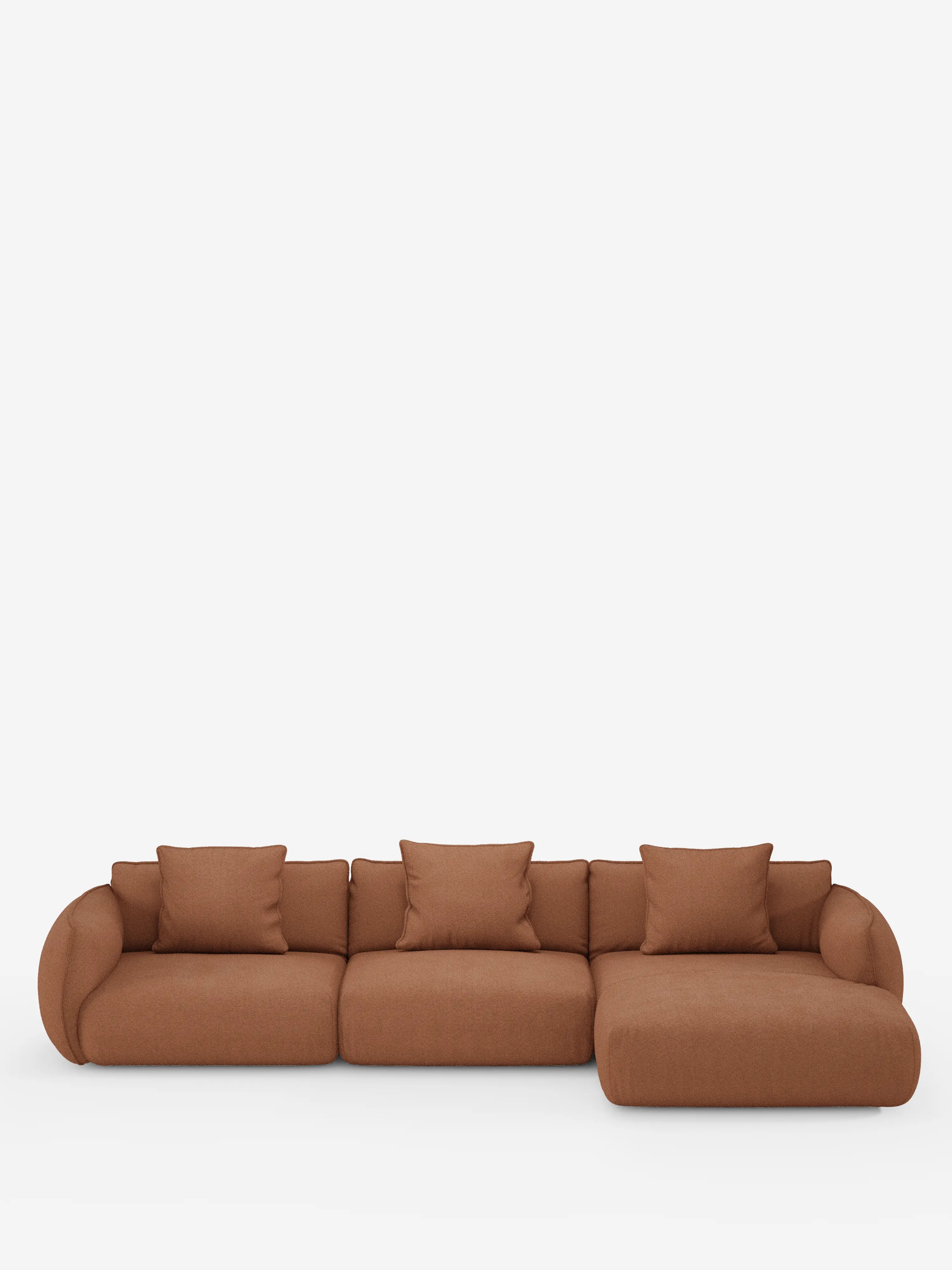 Il divano componibile Nimbus (divano angolare con penisola) di Divani.Store è un modello moderno, nei toni del ruggine, rivestito in morbido tessuto T33 effetto cotone, resistente alle macchie. È dotato di tre posti a sedere e di una chaise longue a destra, è fornito con quattro cuscini quadrati abbinati ed è presentato su uno sfondo bianco a tinta unita.