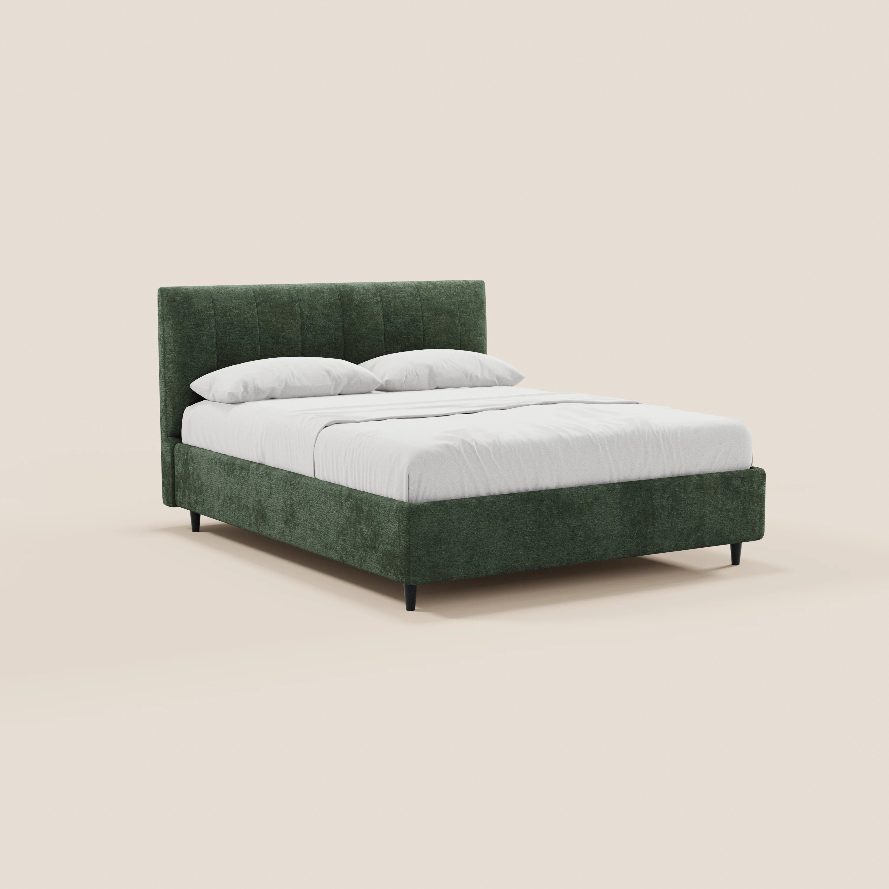 Il letto imbottito ONYX con contenitore di Letti.store presenta una struttura e una testiera in tessuto verde certificato Oeko-Tex®, biancheria da letto bianca, due cuscini e sottili gambe nere, il tutto su uno sfondo beige a tinta unita per uno stile minimalista e contemporaneo.