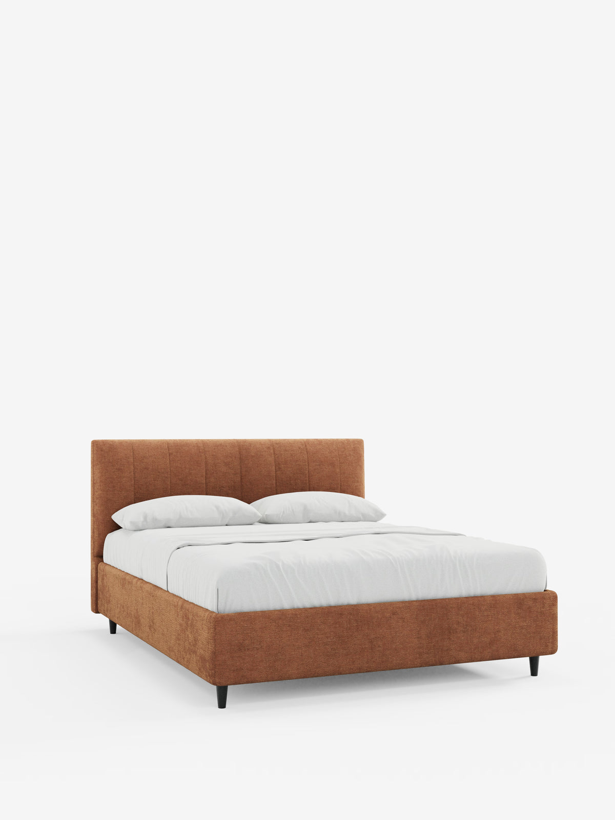 Il letto imbottito ONYX di Letti.store presenta una struttura rivestita in tessuto marrone certificato Oeko-Tex® con testiera verticale imbottita, gambe basse nere ed è abbinato a biancheria da letto candida e due cuscini, il tutto su uno sfondo bianco a tinta unita.