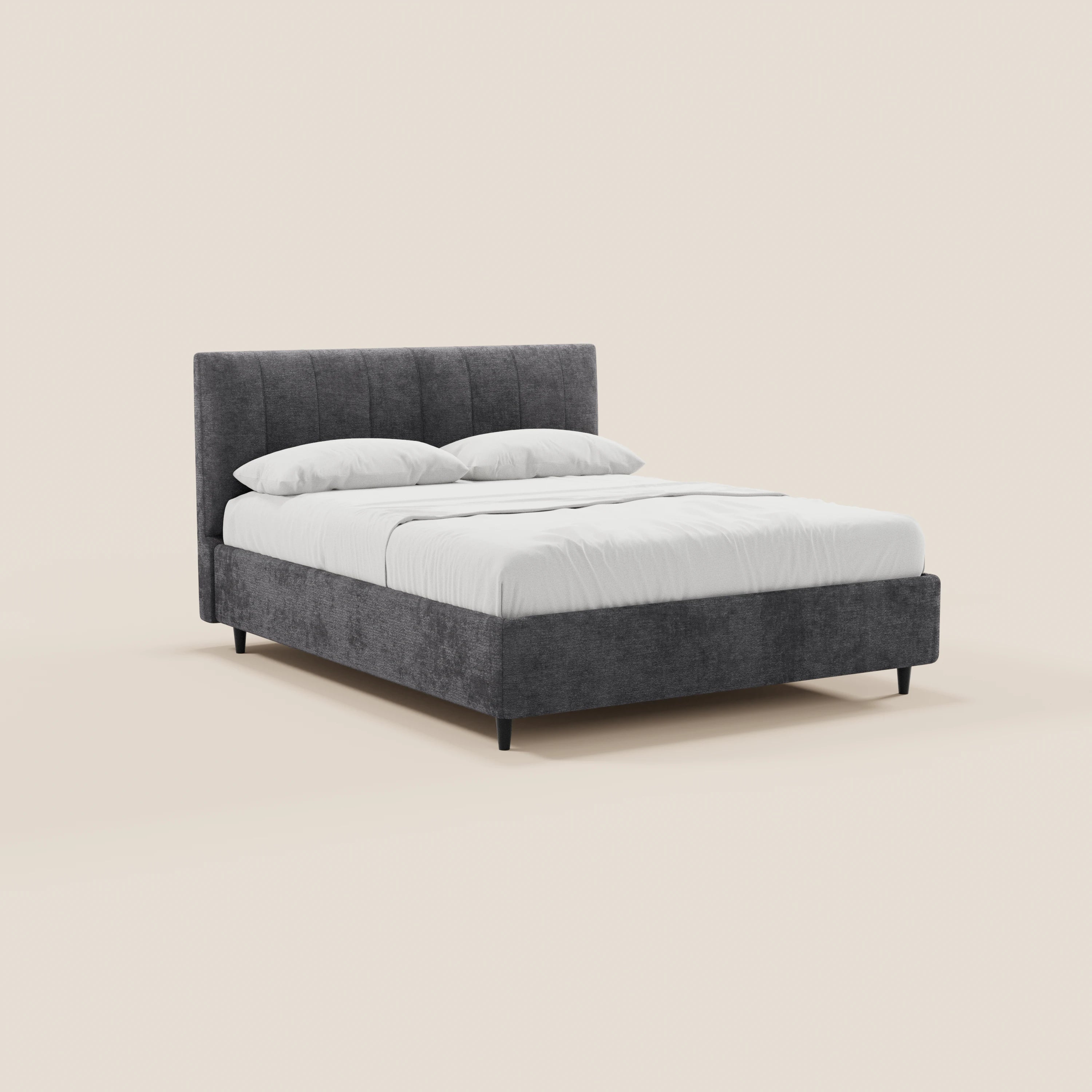 Il letto imbottito ONYX con contenitore di Letti.store presenta una testiera verticale alta in tessuto grigio scuro certificato Oeko-Tex® e una struttura su sottili gambe nere. È presentato con cura, con biancheria da letto bianca e due cuscini, su uno sfondo beige chiaro.