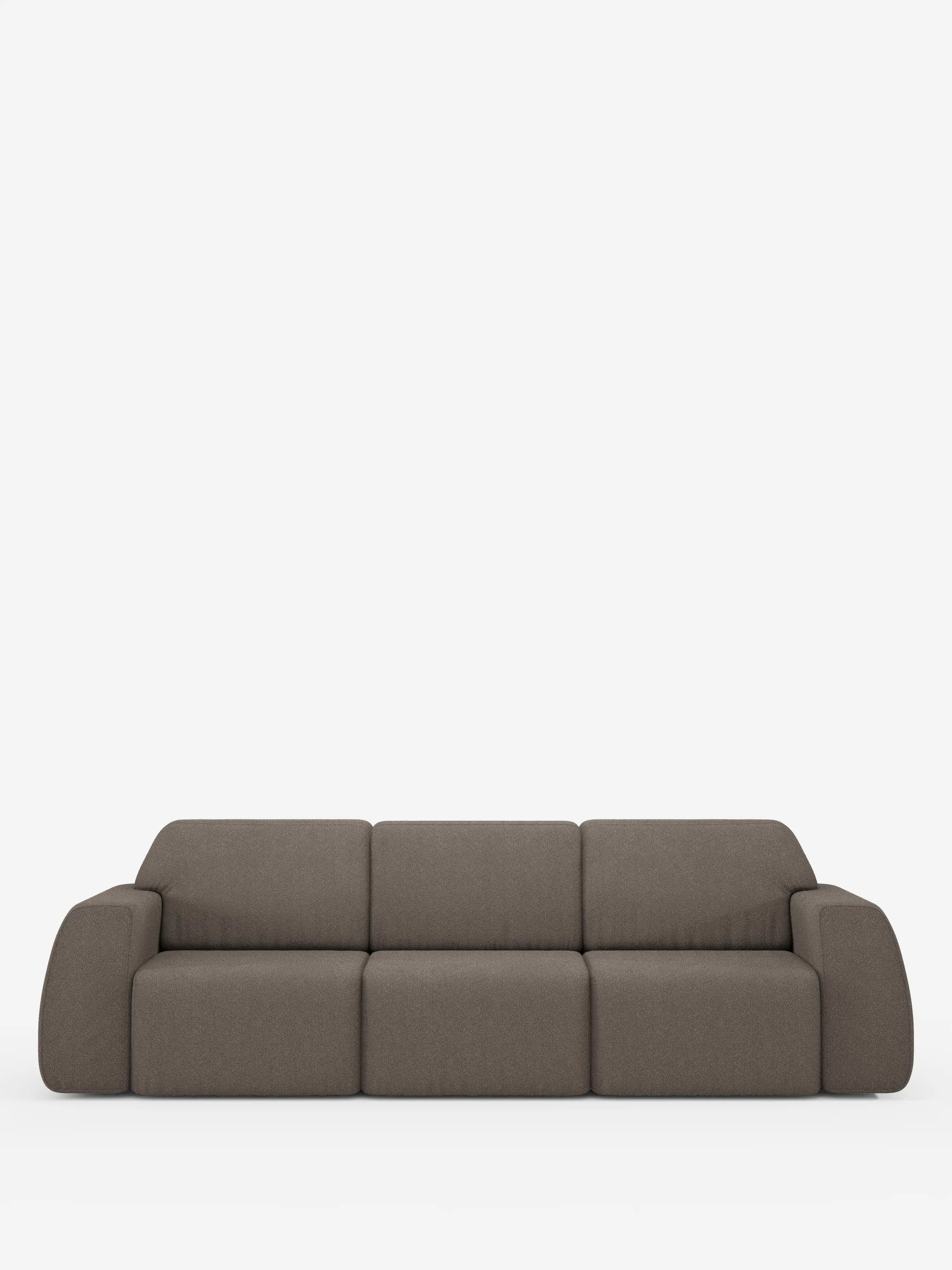 Un divano a tre posti contemporaneo di colore marrone, il modello Orbit di Divani.Store, caratterizzato da braccioli bassi e larghi, cuscini morbidi e un design minimalista. Rivestito in tessuto T33 effetto cotone resistente alle macchie, questo divano completamente sfoderabile è dotato di tre sedute scorrevoli ed estensibili per un comfort personalizzato. È esposto su uno sfondo bianco a tinta unita.