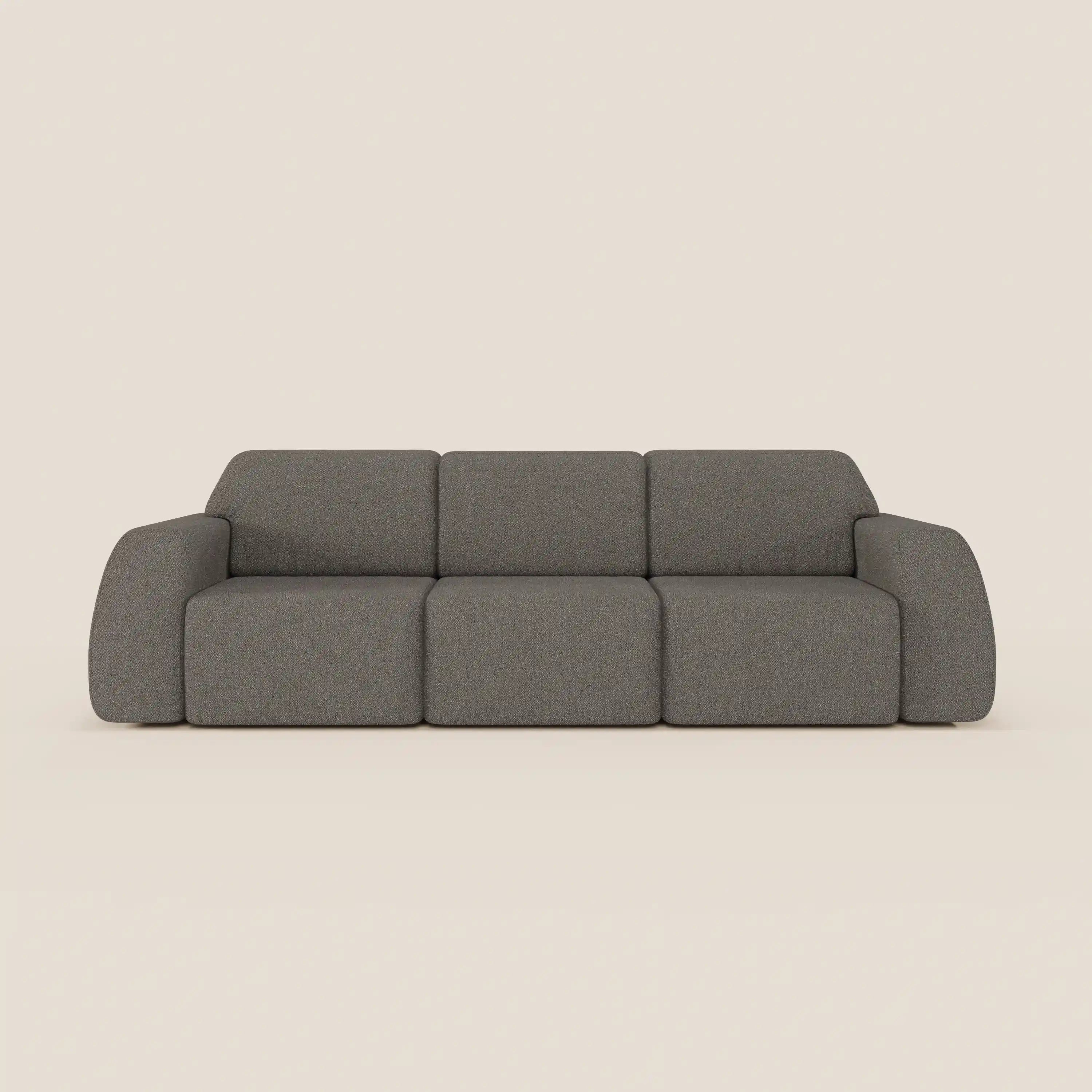 Il divano Orbit con 3 sedute scorrevoli e allungabili in tessuto effetto cotone smacchiabile T33 di Divani.Store, in stile moderno e minimalista con braccioli larghi e bassi e bordi morbidi e arrotondati, è completamente sfoderabile e si staglia su uno sfondo beige.