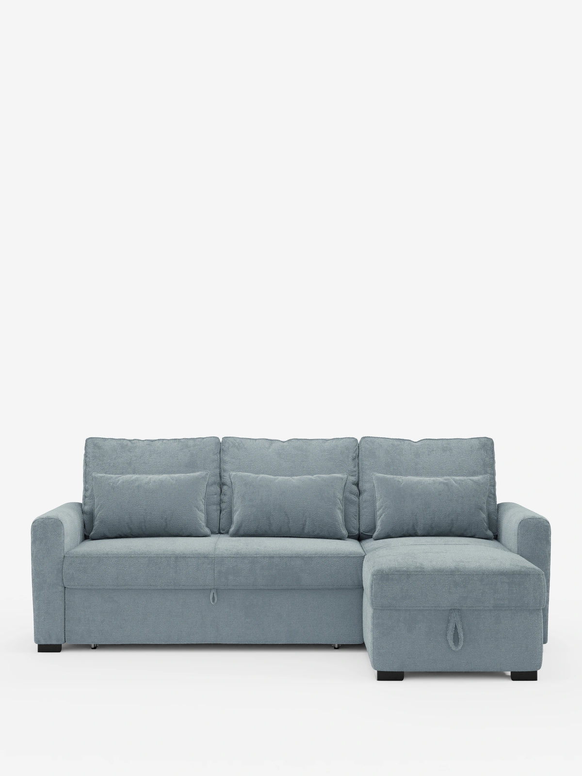 Un divano letto Ottaviano azzurro con letto estraibile – penisola reversibile e contenitore in tessuto materico smacchiabile – si staglia su uno sfondo bianco, caratterizzato da tre cuscini e maniglie integrate per l’accesso ai vani contenitori e al letto estraibile.