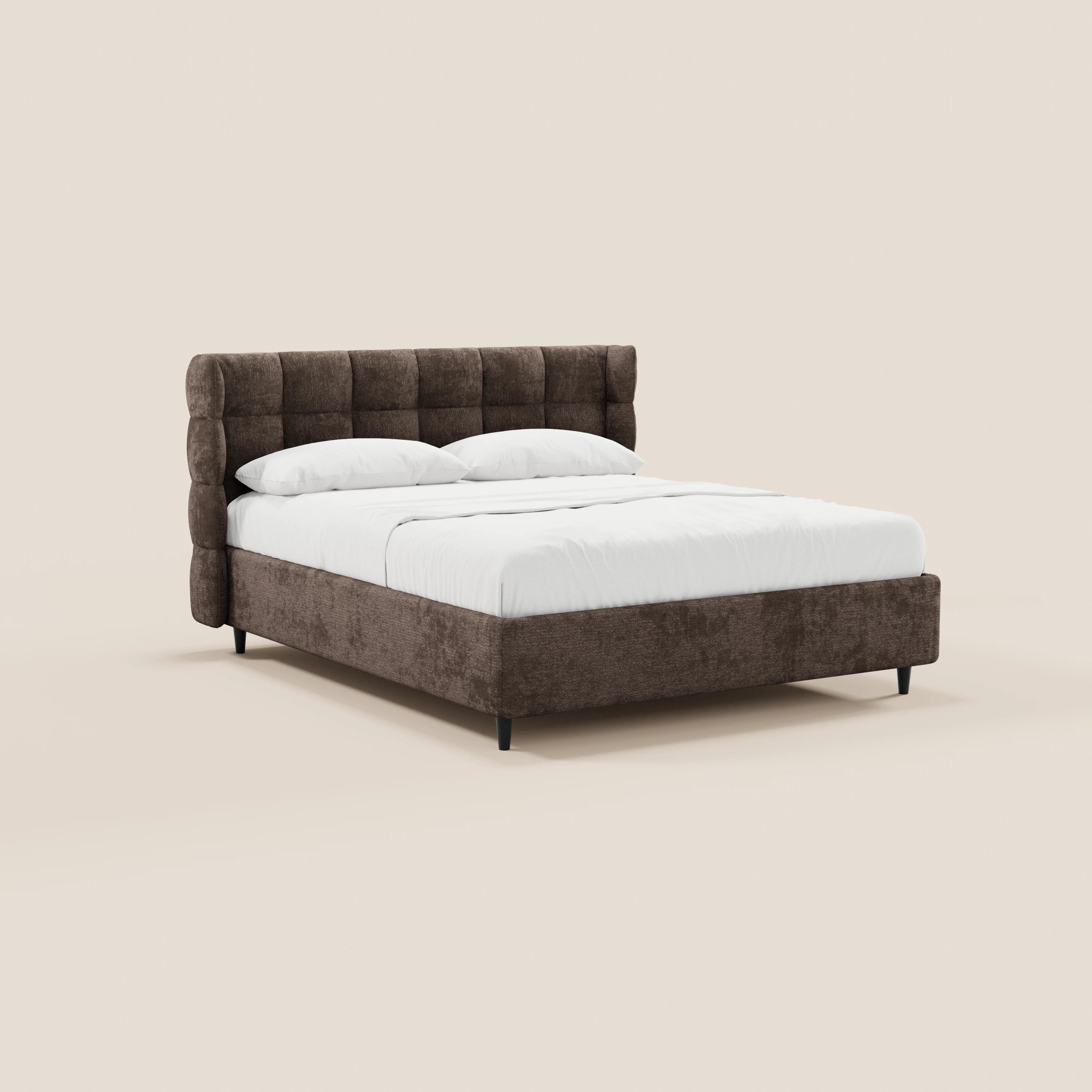 Il letto imbottito RAGNAR di Letti.store presenta un design king-size con una testiera avvolgente in stile capitonné, realizzata in un elegante tessuto certificato Oeko-Tex®, raffigurato con lenzuola bianche ben rifatte su un semplice sfondo beige. Non sono visibili altri elementi d’arredo o mobili.