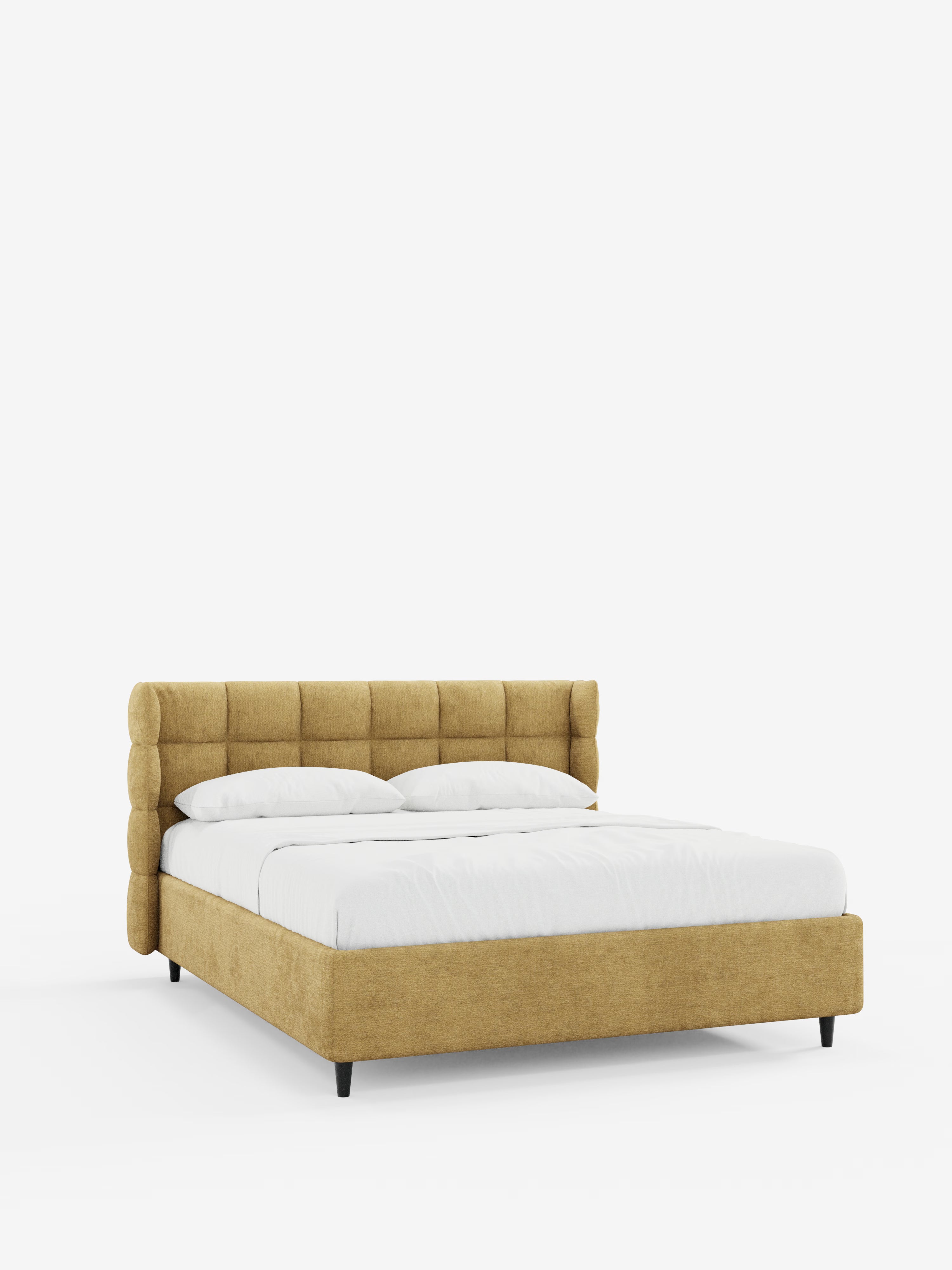 RAGNAR, letto imbottito con contenitore e testiera capitonné avvolgente di Letti.store, caratterizzato da un elegante rivestimento giallo senape in tessuto certificato Oeko-Tex® e da una struttura bassa con piedini neri corti. Il letto è raffigurato con biancheria da letto e cuscini bianchi, su uno sfondo bianco.
