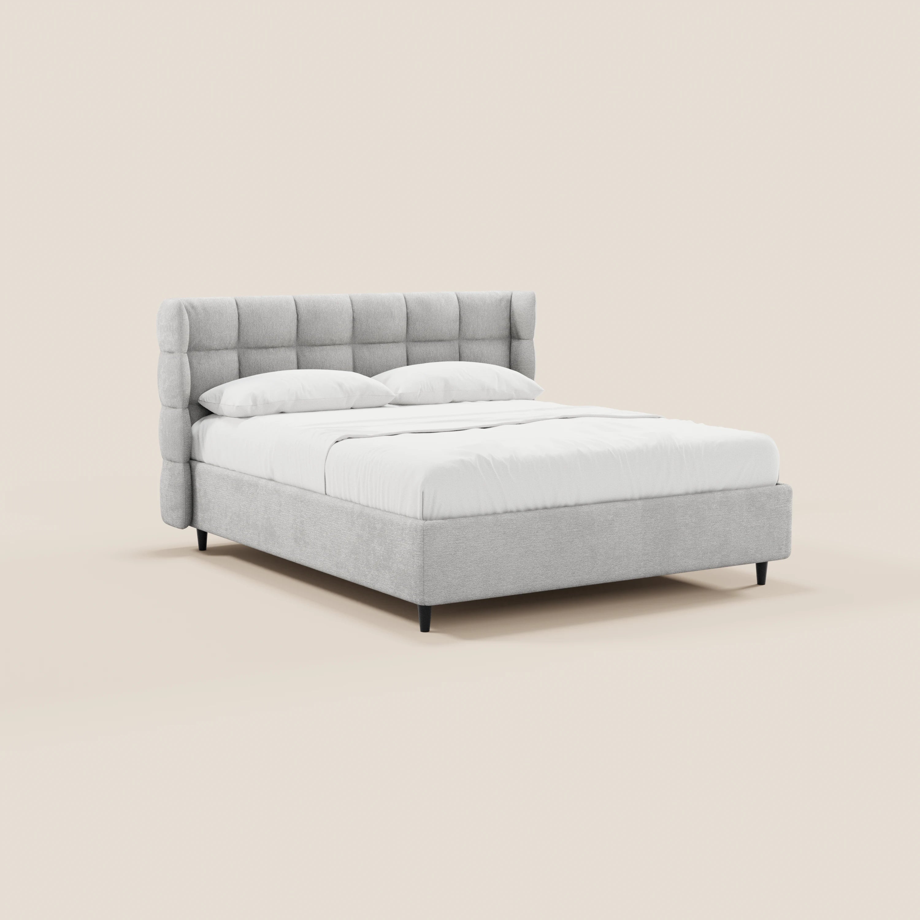 Il letto imbottito RAGNAR di Letti.store, realizzato in elegante tessuto Oeko-Tex®, presenta una testiera capitonné avvolgente di colore grigio chiaro e una base con contenitore. Rifinito con biancheria da letto bianca e due cuscini, poggia su piedini neri corti su uno sfondo beige chiaro.