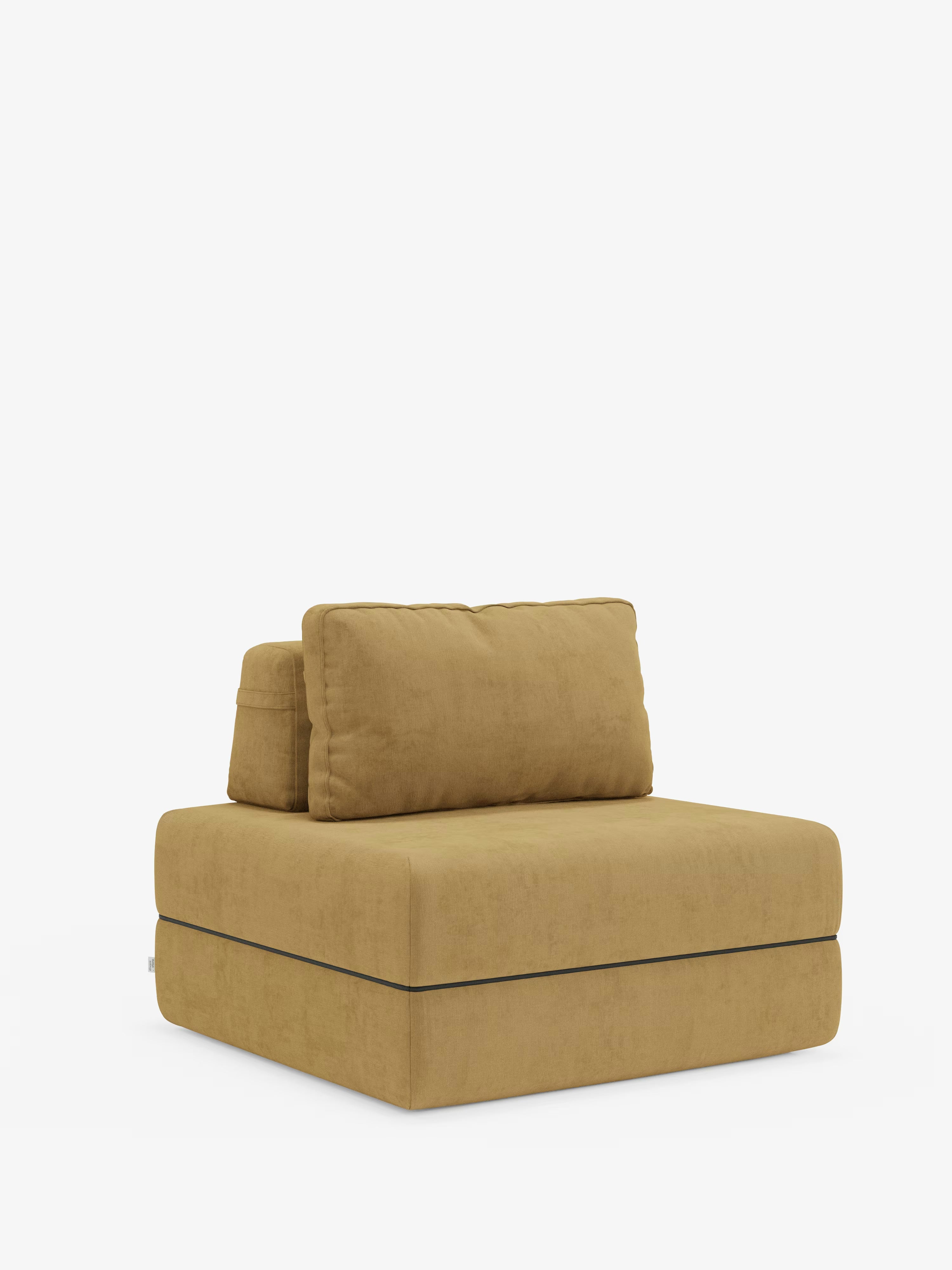Una poltrona letto Rift color giallo senape di Divani.Store, dotata di un materasso in memory foam alto 24 cm e di uno schienale reclinabile, è rivestita in tessuto T31 antimacchia. Questa poltrona modulare senza braccioli presenta un cuscino di seduta e uno schienale di forma quadrata dal design minimalista e moderno: le linee pulite e il profilo basso la rendono ideale per gli interni contemporanei. In primo piano su uno sfondo bianco.