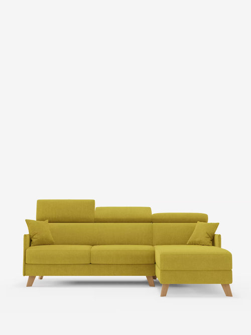 Il divano letto matrimoniale angolare con penisola contenitore e poggiatesta reclinabili "Sole" di Divani.Store è un divano componibile contemporaneo in giallo senape, in stile scandinavo, rivestito in tessuto T23 antimacchia. È dotato di gambe in legno, tre cuscini di seduta, due cuscini dello schienale, due cuscini decorativi abbinati e una chaise longue sul lato destro con vano contenitore integrato e poggiatesta regolabili, raffigurato su uno sfondo bianco a tinta unita.