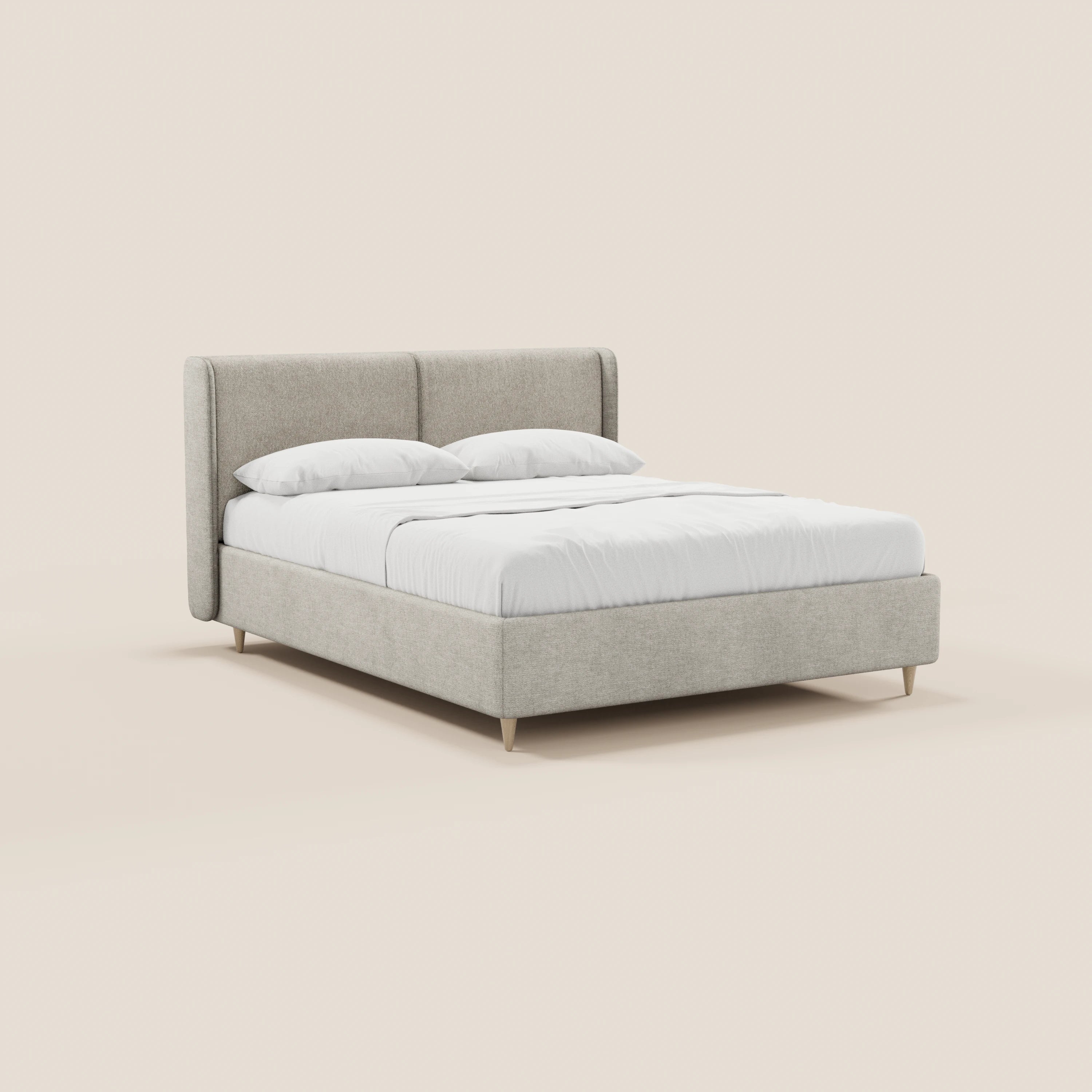 Il letto imbottito bicolore VALKIRIA di Letti.store è dotato di un ampio contenitore, di una testiera imbottita dalle linee curve con cuscini per lo schienale ed è presentato su uno sfondo chiaro per un autentico look di design italiano.