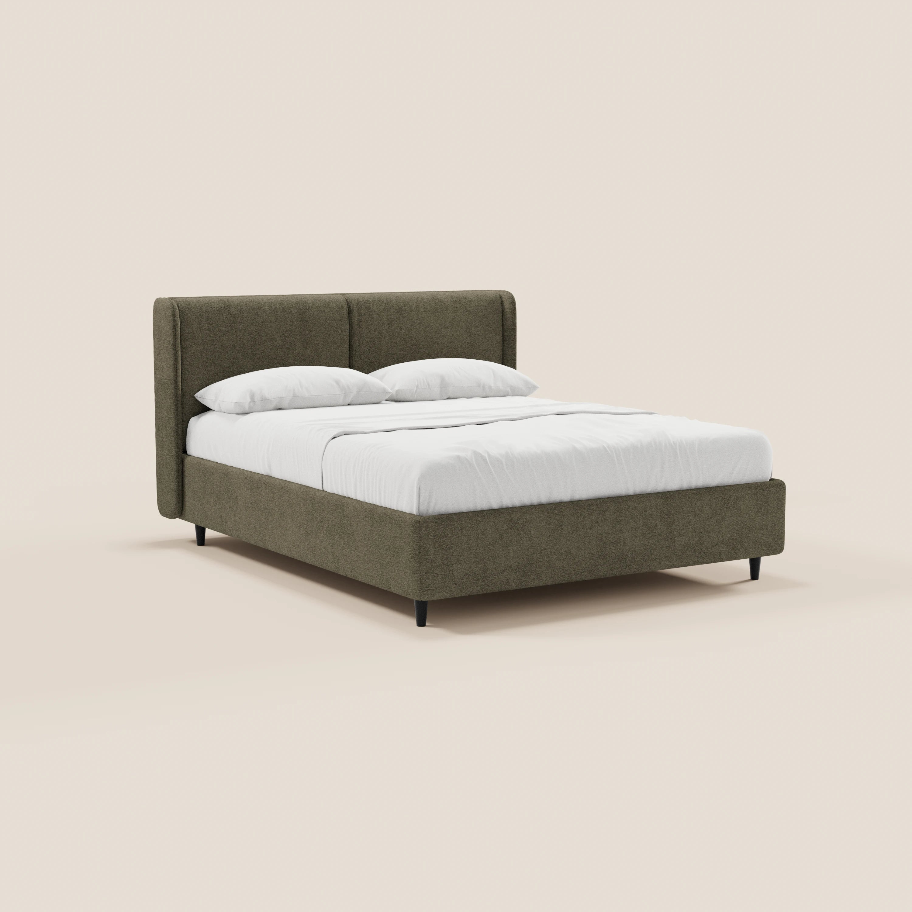 Il letto di design VALKIRIA di Letti.store, in verde oliva con una testiera alta e imbottita, gambe basse nere, biancheria da letto bianca e due cuscini, spicca su uno sfondo beige chiaro, creando un look contemporaneo.