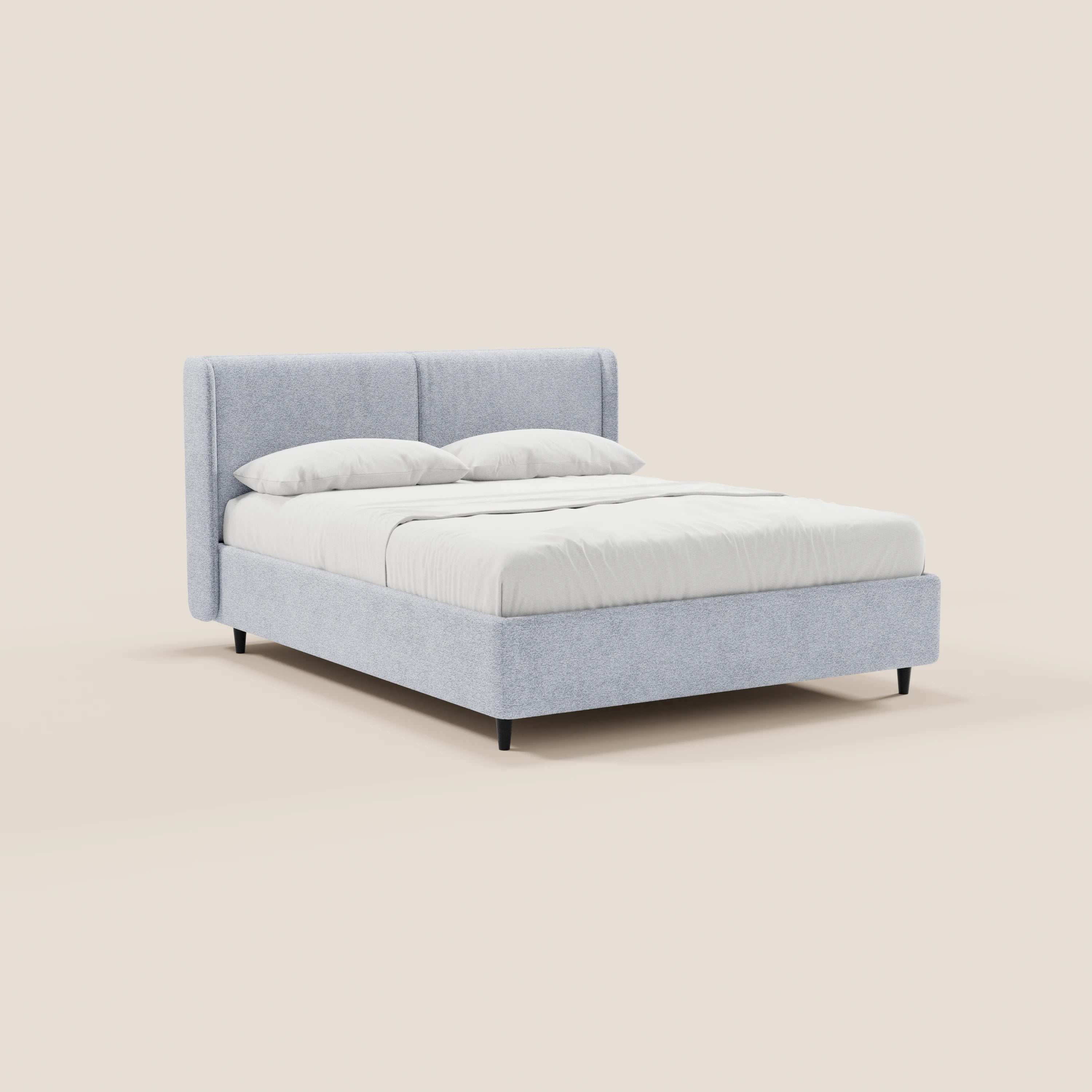 Il modello VALKIRIA di Letti.store è un letto imbottito dal design moderno, rivestito in tessuto grigio chiaro certificato Oeko-Tex®, con testiera avvolgente, due cuscini imbottiti, biancheria da letto bianca e semplici gambe nere. Design contemporaneo con vano contenitore.