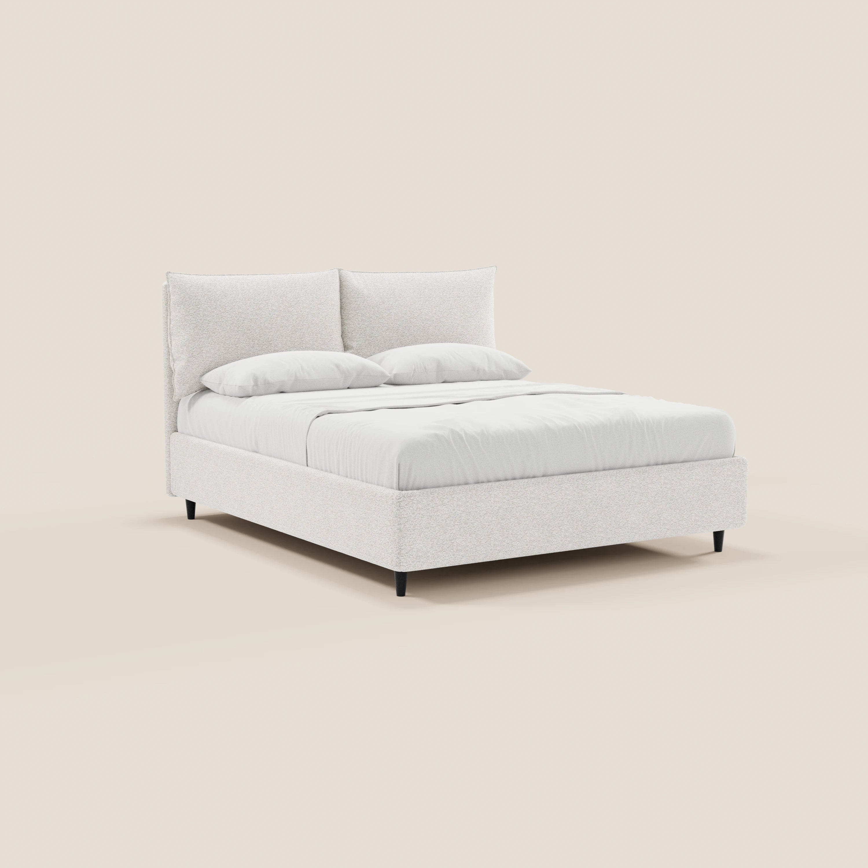 Il letto imbottito ZAYRON di Letti.store è realizzato con un moderno tessuto certificato Oeko-Tex®, cuscini morbidi regolabili e un vano contenitore. Nella foto è raffigurato in una versione ordinata di colore bianco con due cuscini, poggiato su corte gambe nere su uno sfondo beige.