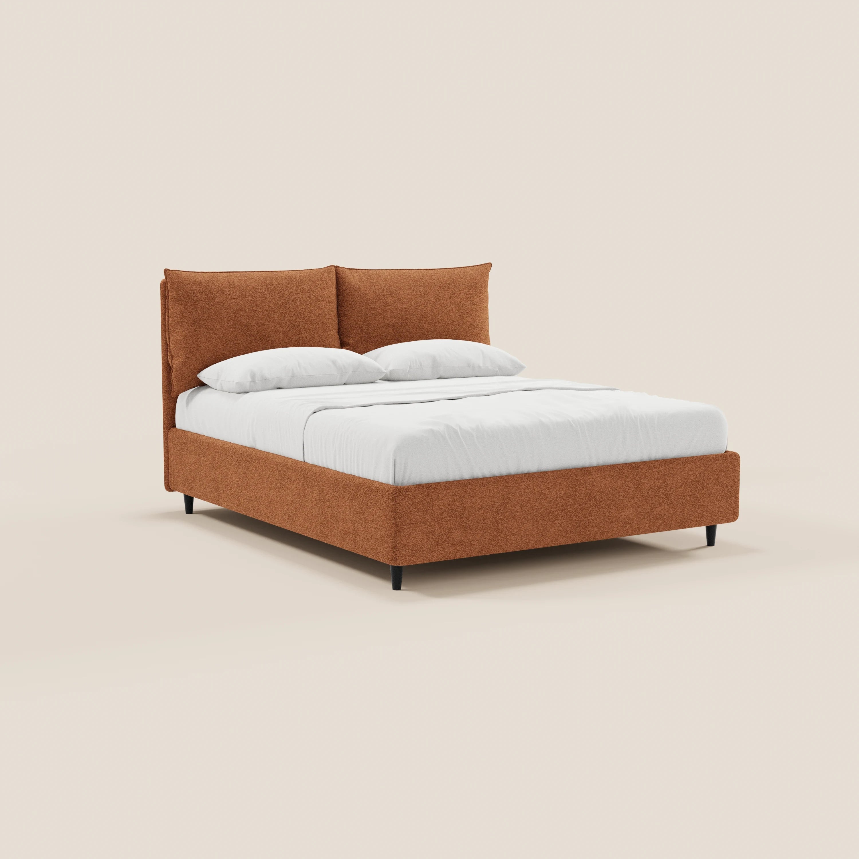 Il letto imbottito ZAYRON di Letti.store presenta una struttura in tessuto color ruggine certificato Oeko-Tex®, morbidi cuscini regolabili, biancheria da letto bianca, due cuscini, linee pulite e sottili gambe nere, il tutto su uno sfondo beige chiaro.
