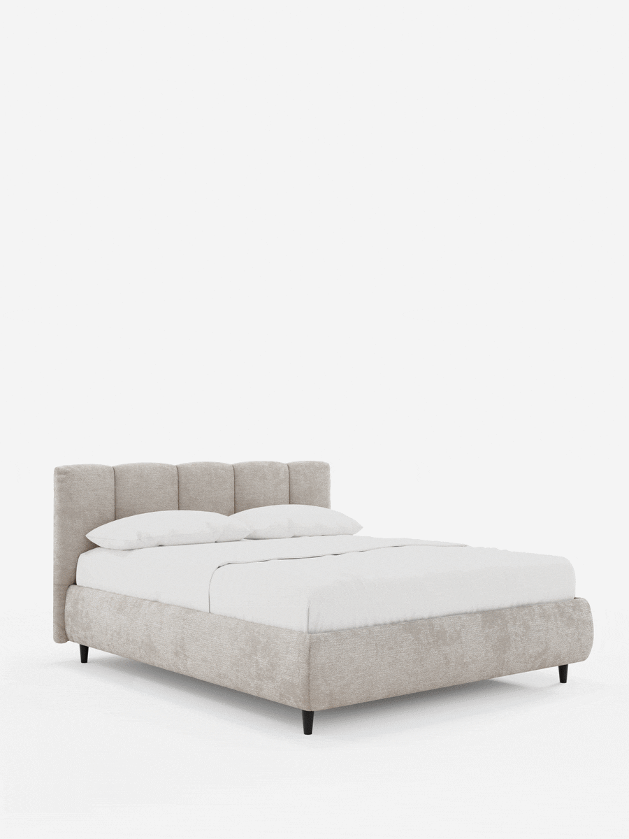 ARKAM, letto imbottito con contenitore e testiera con cuciture verticali, di colore beige chiaro, con biancheria da letto bianca e piccoli piedini neri su sfondo bianco.