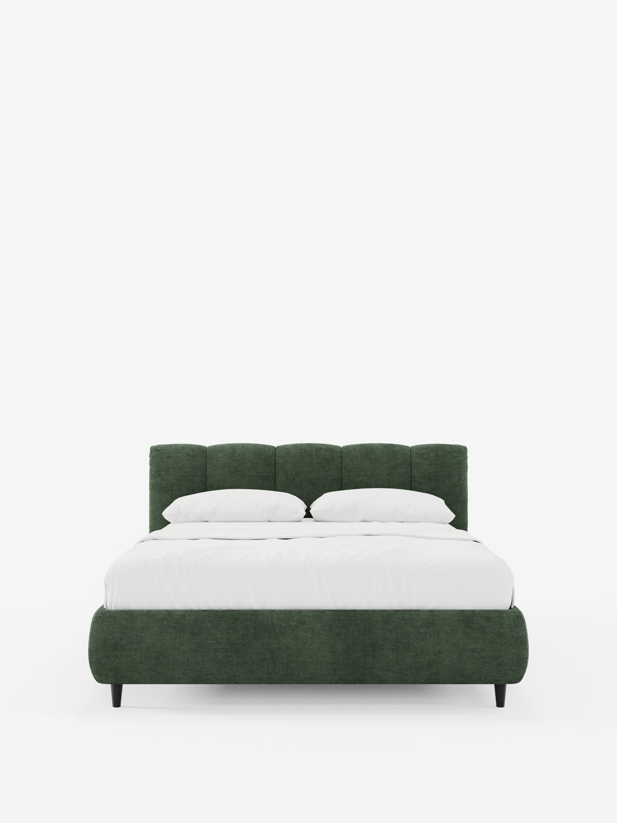 Un letto imbottito ARKAM con contenitore di Letti.store, caratterizzato da un tessuto verde certificato Oeko-Tex® e da una testiera in stile shabby chic con cuciture verticali, è rivestito con biancheria da letto bianca e due cuscini bianchi. Il letto poggia su corte gambe nere ed è posizionato al centro di uno sfondo bianco a tinta unita.