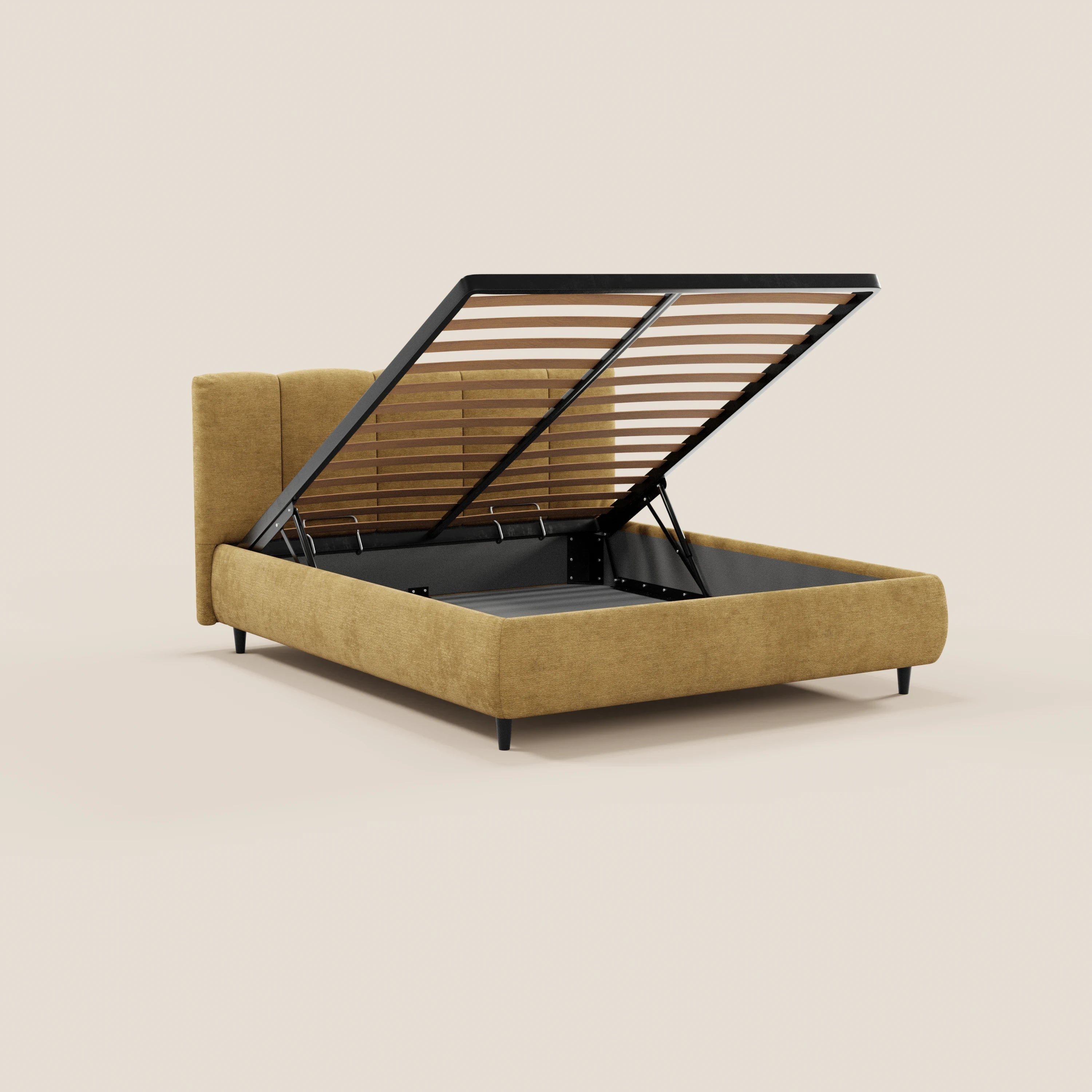 Il letto imbottito ARKAM di Letti.store, realizzato in tessuto certificato Oeko-Tex®, presenta una testiera con cuciture verticali e un ampio vano contenitore sotto il letto, in stile shabby chic, e viene presentato su uno sfondo beige a tinta unita.