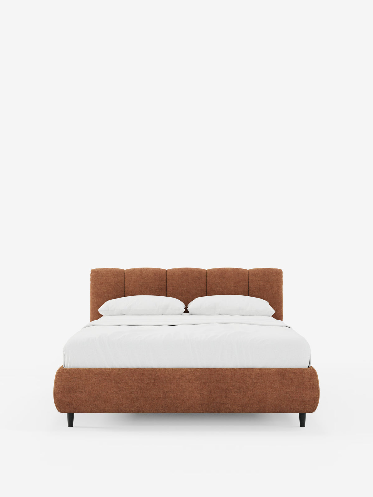 Una vista frontale del letto imbottito ARKAM con contenitore e testiera a cuciture verticali di Letti.store, un moderno letto imbottito marrone in tessuto certificato Oeko-Tex® caratterizzato da una testiera imbottita con cuciture verticali e da gambe corte nere. Il letto è rifatto con cura con un lenzuolo bianco e due cuscini bianchi, su uno sfondo bianco a tinta unita.