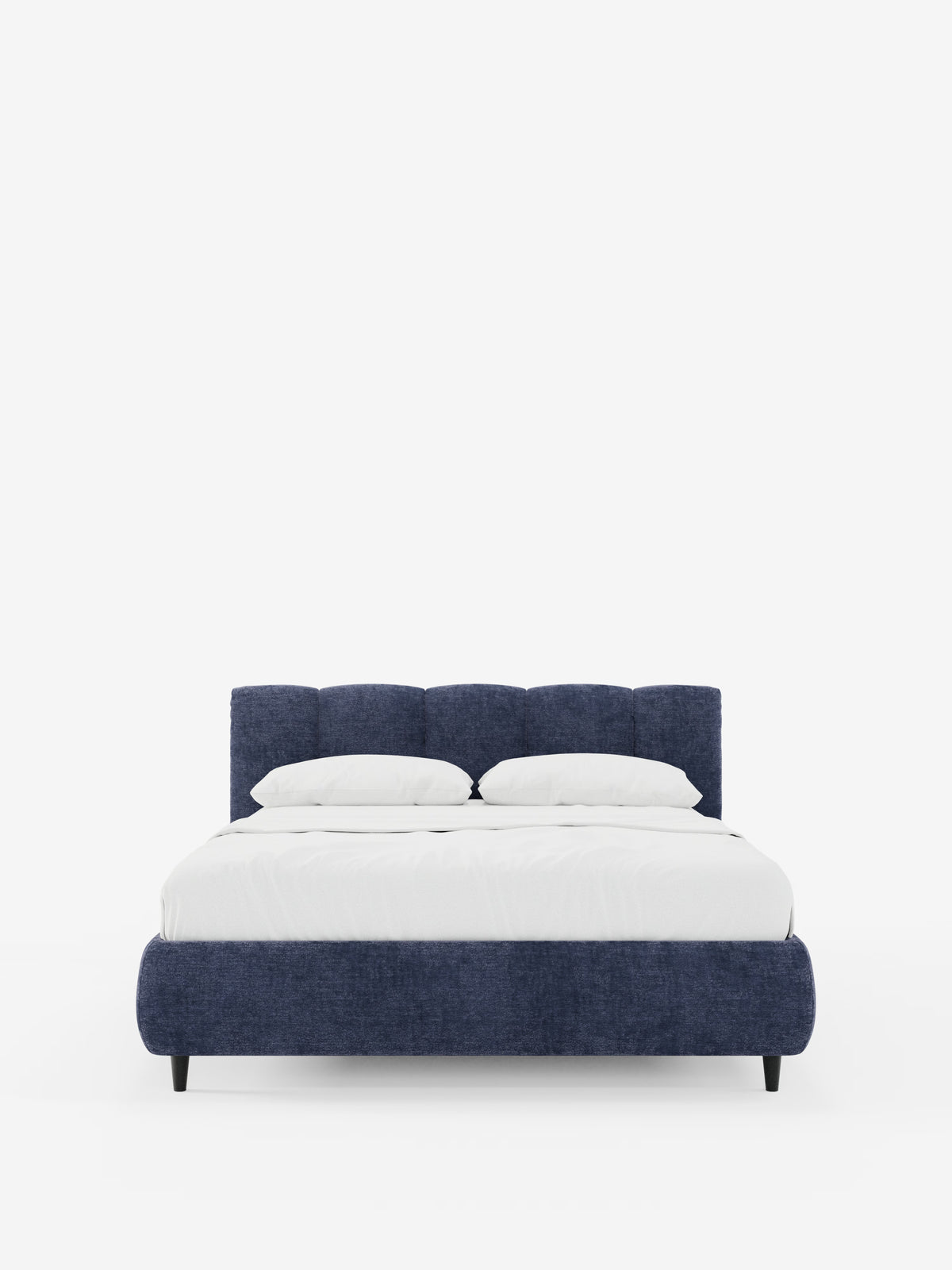 Il letto imbottito ARKAM con contenitore e testiera a cuciture verticali di Letti.store presenta una struttura imbottita di colore blu scuro, certificata Oeko-Tex®, e una testiera con cuciture verticali in un elegante stile shabby chic. Il letto è abbinato a un materasso bianco, due cuscini bianchi e un piumone bianco, il tutto su uno sfondo bianco a tinta unita.