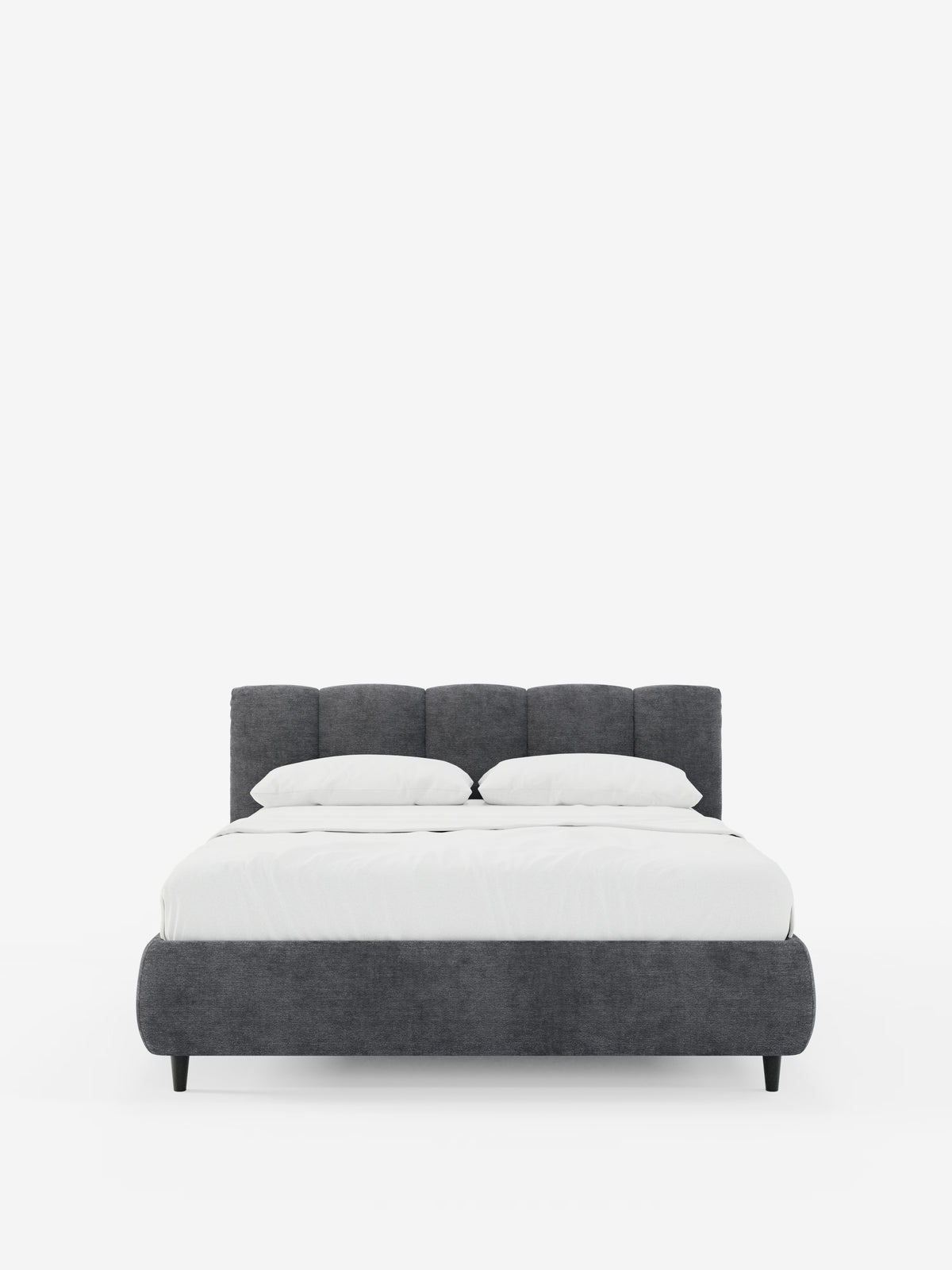 Vista frontale del letto imbottito ARKAM con contenitore e testiera a cuciture verticali di Letti.store, caratterizzato da una struttura in tessuto grigio scuro certificato Oeko-Tex® e da una testiera con cuciture verticali in stile shabby chic. Il letto è rivestito con biancheria da letto bianca, completata da due cuscini, e si staglia su uno sfondo bianco a tinta unita.
