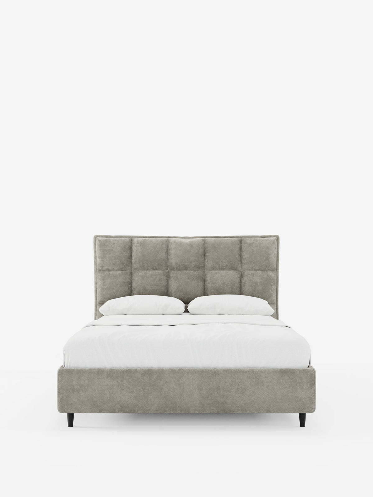 Il letto imbottito AURO di Letti.store presenta una testiera alta capitonné e una struttura rivestite in tessuto chenille grigio chiaro certificato Oeko-Tex®. Con il suo design minimalista e le gambe corte e scure, questo letto moderno include un pratico vano contenitore nella parte inferiore ed è raffigurato ben rifatto con biancheria da letto bianca e due cuscini su uno sfondo bianco a tinta unita.