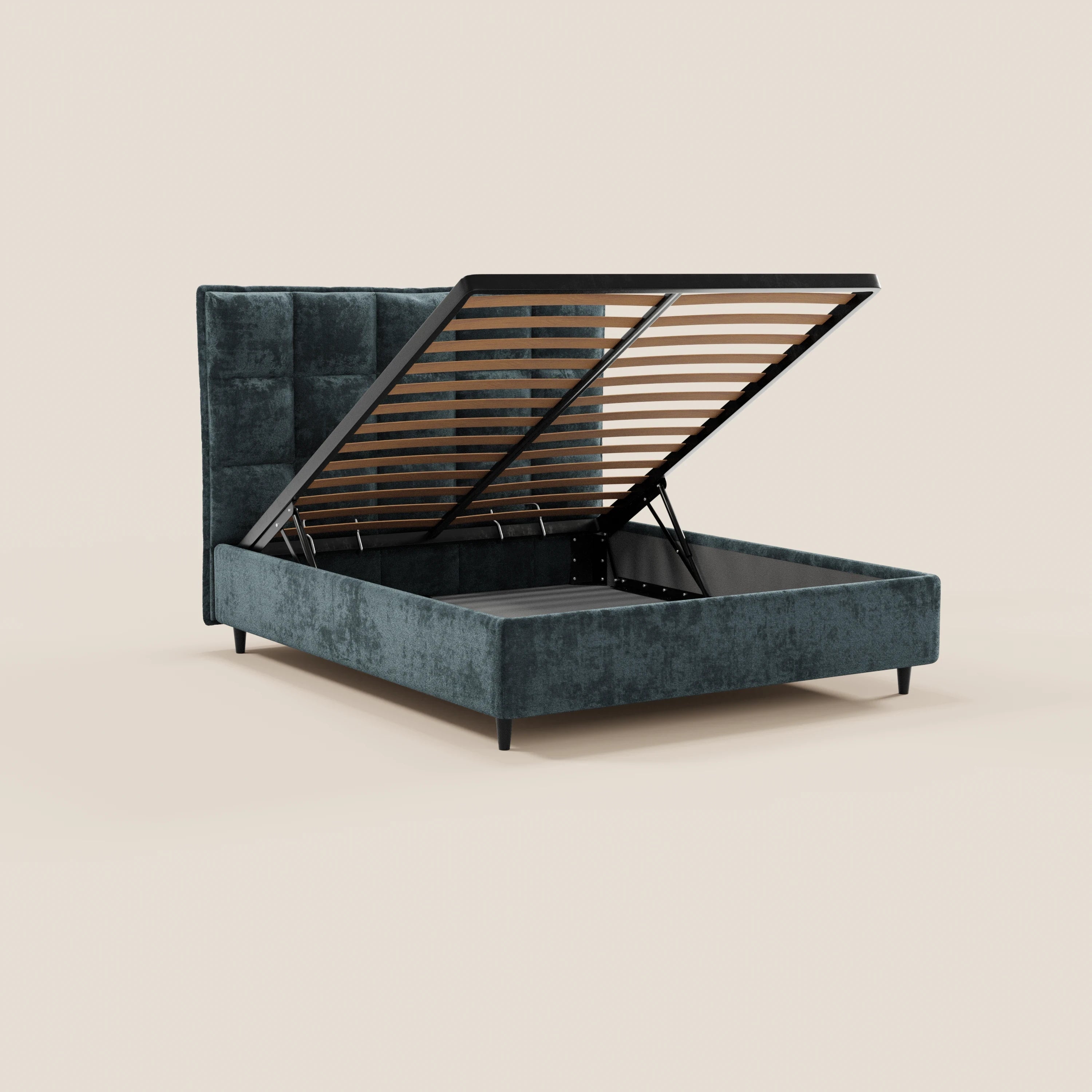 Il letto imbottito AURO con contenitore di Letti.store, realizzato in ciniglia Oeko-Tex® grigio scuro, presenta una testiera capitonné alta e gambe nere. La rete sollevabile offre un ampio spazio contenitore, messo in risalto da uno sfondo beige che ne esalta il design e la praticità.