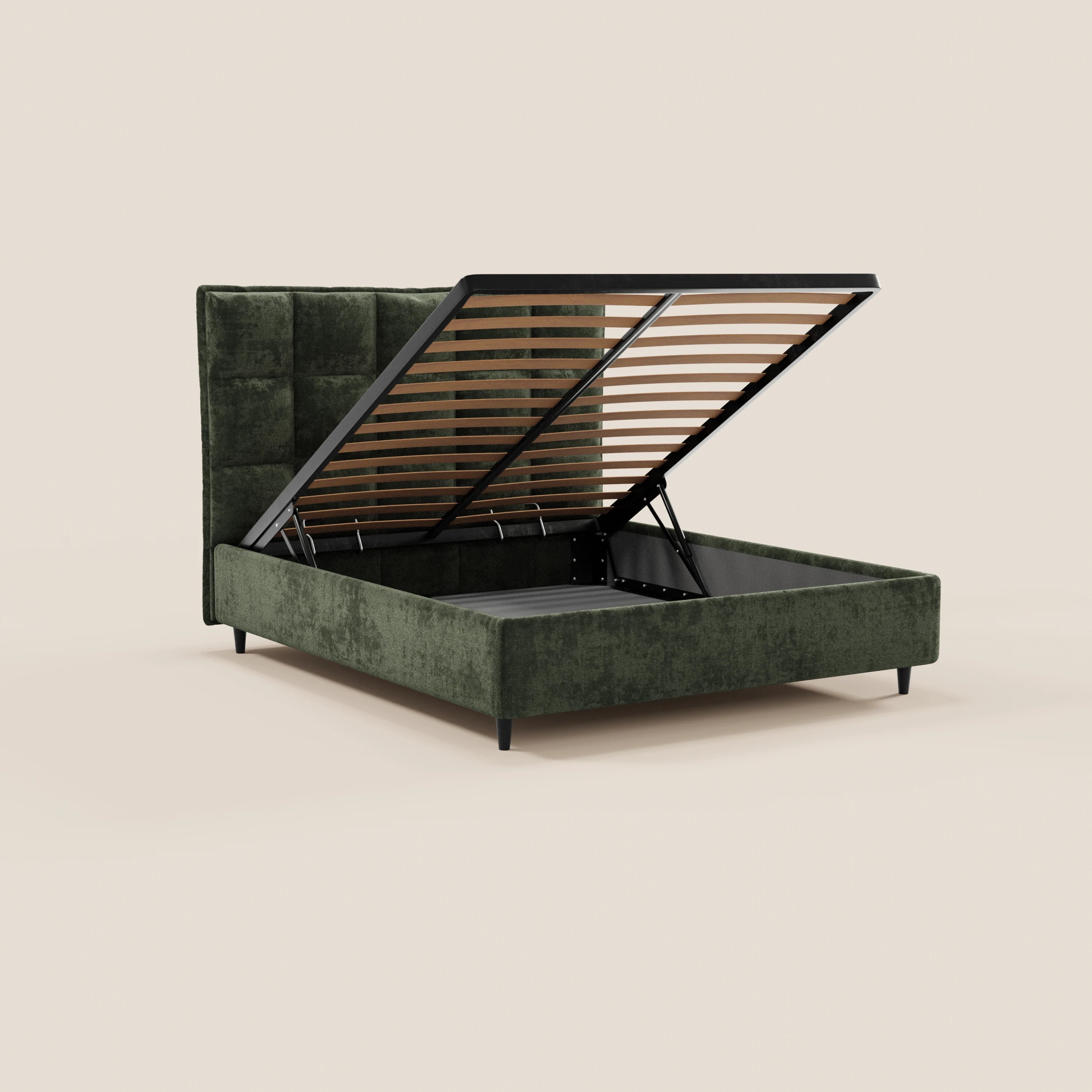 Il letto imbottito AURO con contenitore e testiera capitonné alta in ciniglia Oeko-Tex® di Letti.store è dotato di un ampio vano contenitore sotto il letto con rete a doghe in legno sollevabile e cerniere in metallo, ed è sostenuto da quattro gambe corte nere.