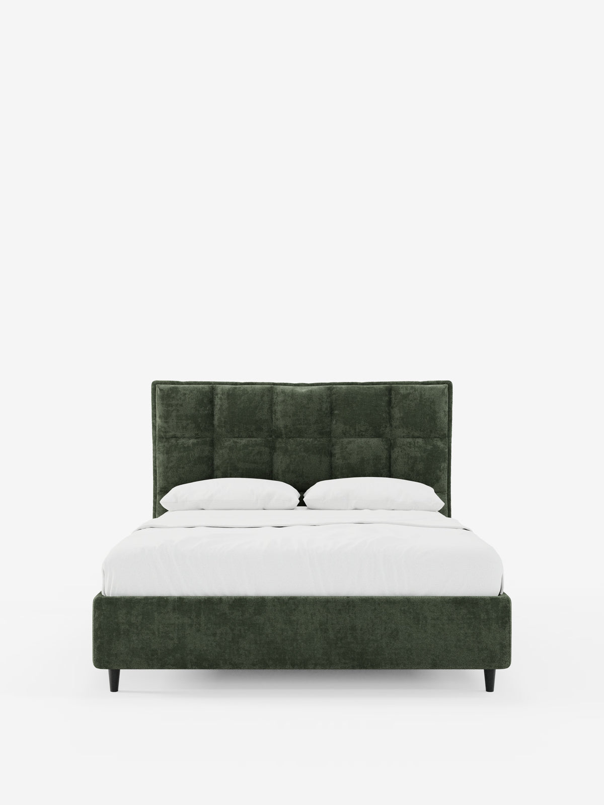 Il letto imbottito AURO con contenitore e testiera capitonné alta in ciniglia Oeko-Tex® di Letti.store è un moderno letto rivestito in velluto verde caratterizzato da un'alta testiera capitonné. È rifinito con cura con biancheria da letto bianca e due cuscini, su uno sfondo bianco a tinta unita. La robusta struttura poggia su gambe corte e scure, conferendo al letto un’estetica pulita e minimalista.