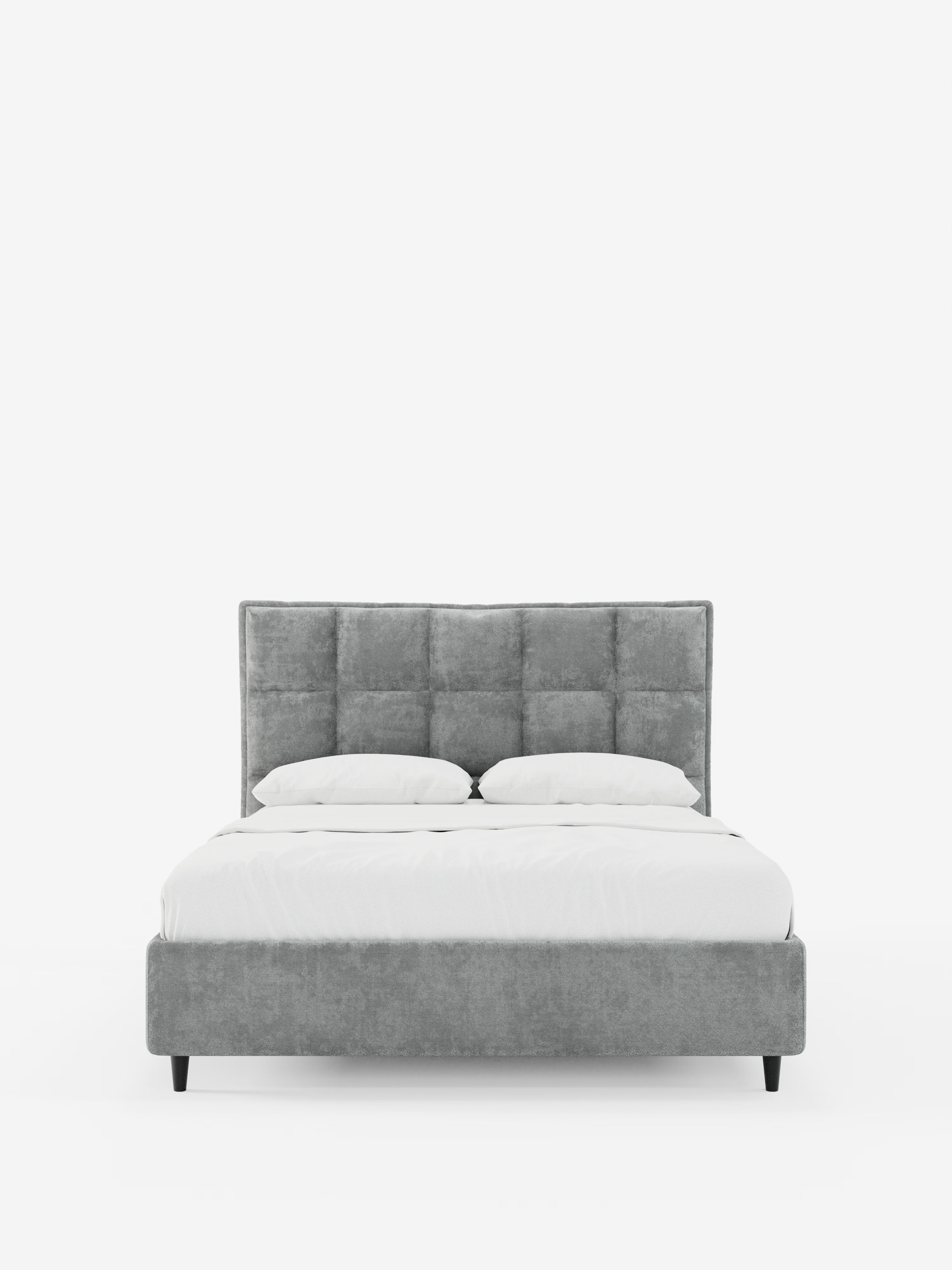 Un moderno letto imbottito AURO con vano contenitore e testiera alta capitonné in ciniglia Oeko-Tex® di Letti.store, presentato in un'elegante finitura grigia, è posizionato al centro su uno sfondo bianco a tinta unita. Il letto presenta un'elegante testiera alta capitonné, un morbido rivestimento in ciniglia, biancheria da letto candida con due cuscini e gambe corte nere che conferiscono un look pulito e minimalista.