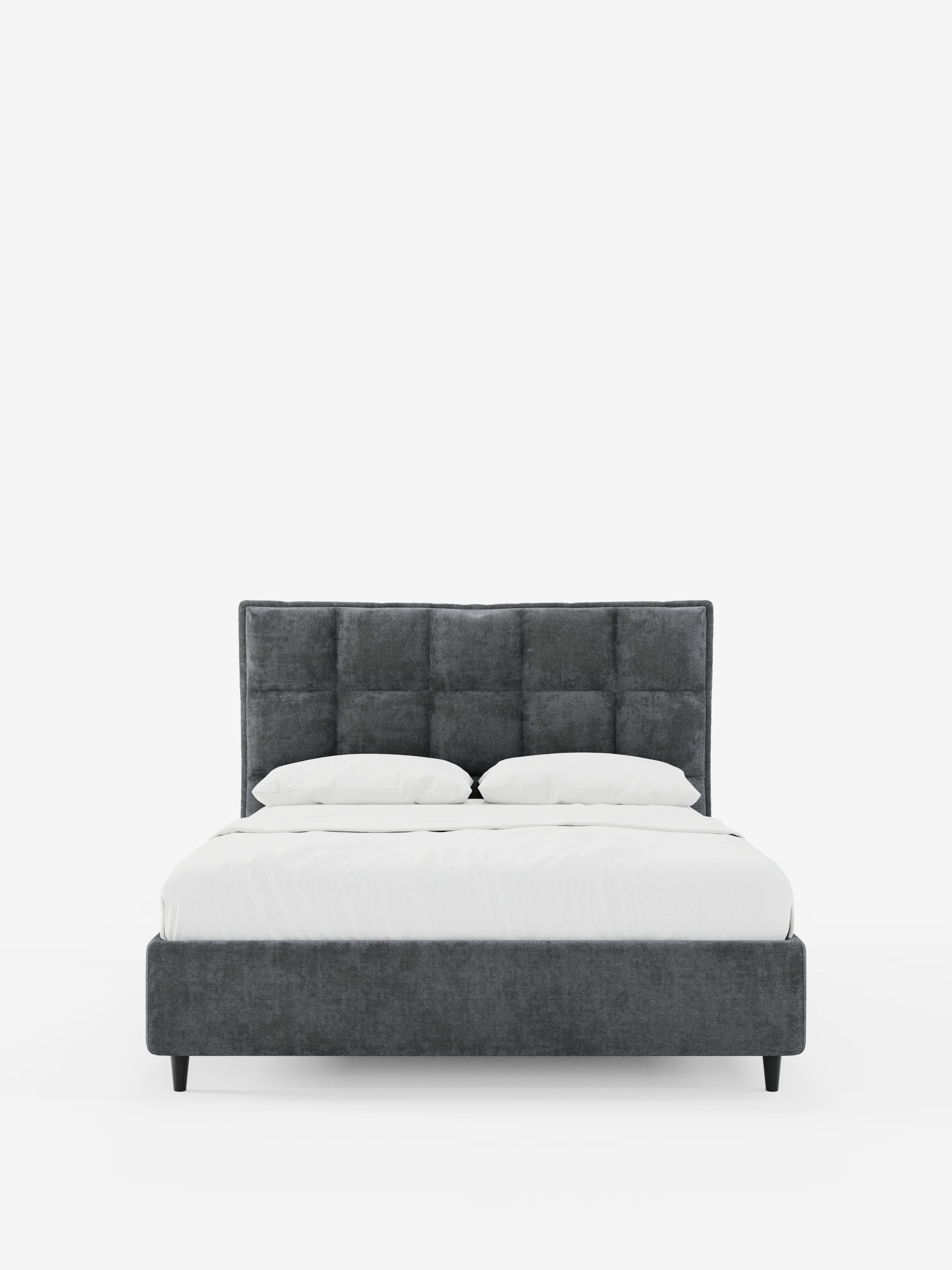 Vista frontale del letto imbottito AURO con contenitore e testiera alta capitonné in ciniglia Oeko-Tex® di Letti.store, caratterizzato da una testiera alta imbottita e trapuntata (capitonné) e da una struttura in grigio scuro. L’elegante design è completato da biancheria da letto bianca disposta con cura e da due cuscini bianchi, il tutto su uno sfondo bianco a tinta unita per un look semplice e minimalista.